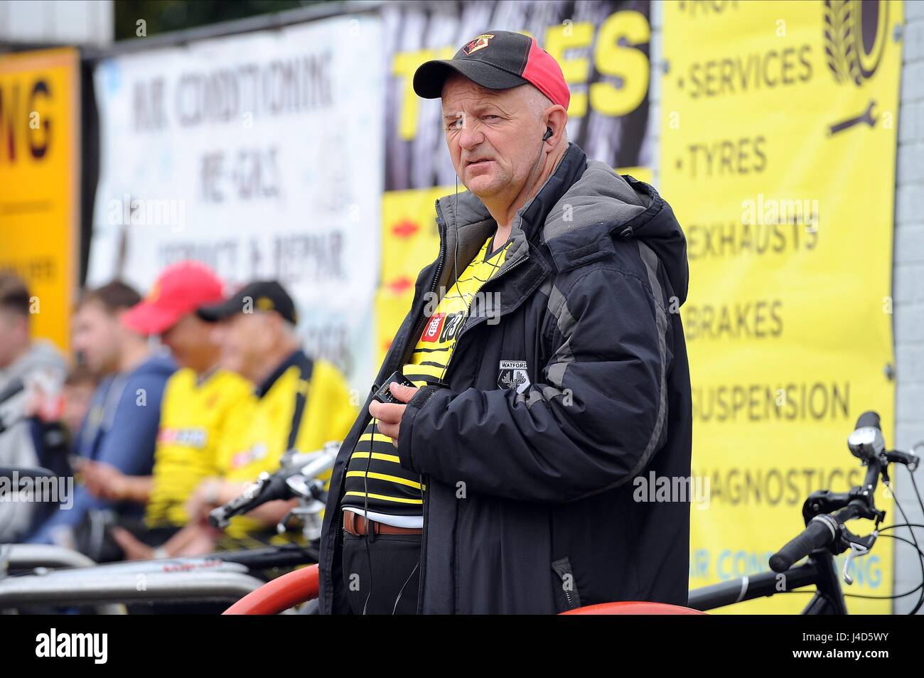 WATFORD tifosi fuori il vicario WATFORD V SOUTHAMPTON VICARAGE ROAD STADIUM WATFORD INGHILTERRA 23 Agosto 2015 Foto Stock