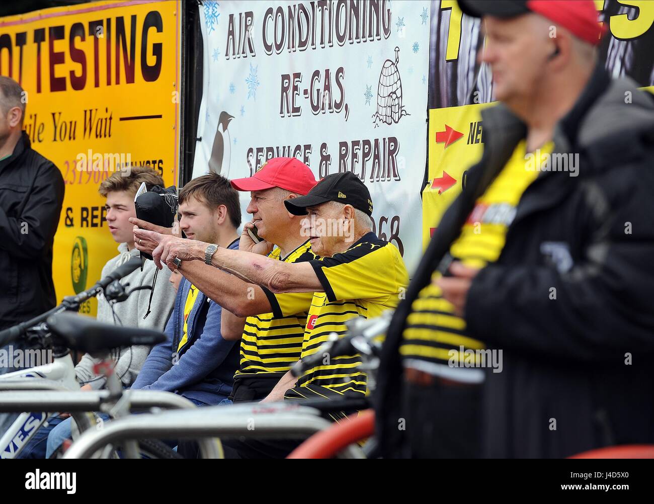 WATFORD tifosi fuori il vicario WATFORD V SOUTHAMPTON VICARAGE ROAD STADIUM WATFORD INGHILTERRA 23 Agosto 2015 Foto Stock