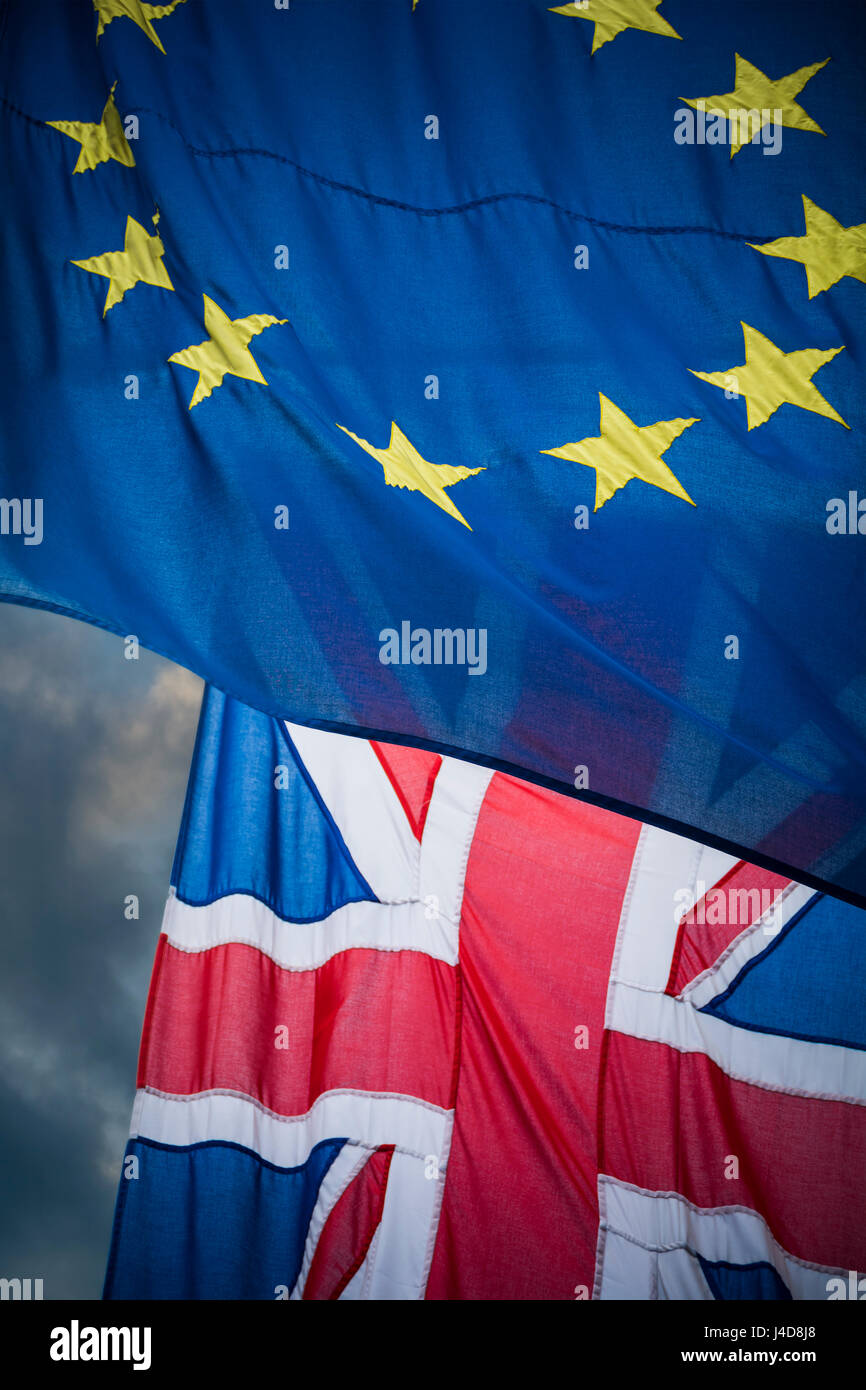 Brexit bandiere di Europa e Regno Unito la sovrapposizione contro moody sky Foto Stock