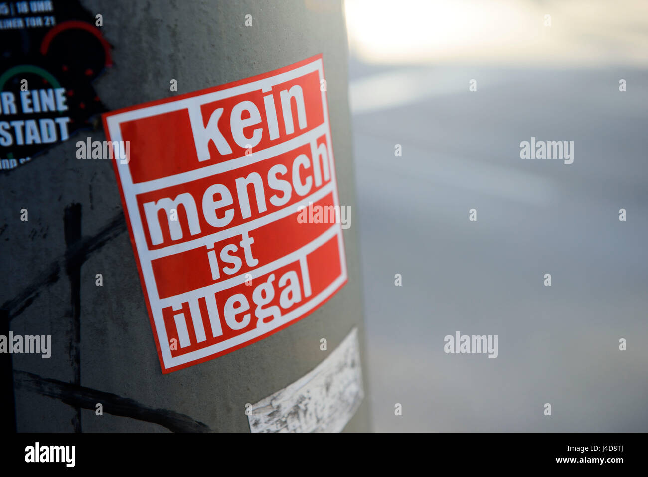 Nessuno è illegale, adesivo ad Amburgo, Germania, Europa, Kein Mensch ist illegal", Aufkleber ad Amburgo, Deutschland, Europa Foto Stock