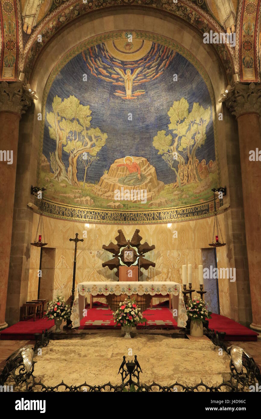 Israele, Gerusalemme, la roccia al centro della basilica dell Agonia o la chiesa di tutte le nazioni nel giardino del Getsemani Foto Stock