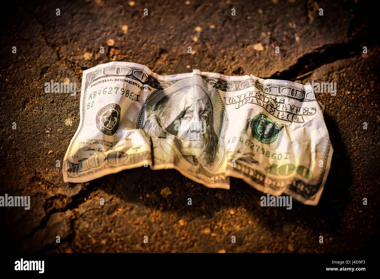 100-segno di dollaro sul terreno, foto simbolico per l'US-crisi del debito, 100-Dollar-Note am Boden, Symbolfoto fuer die US-Schuldenkrise Foto Stock