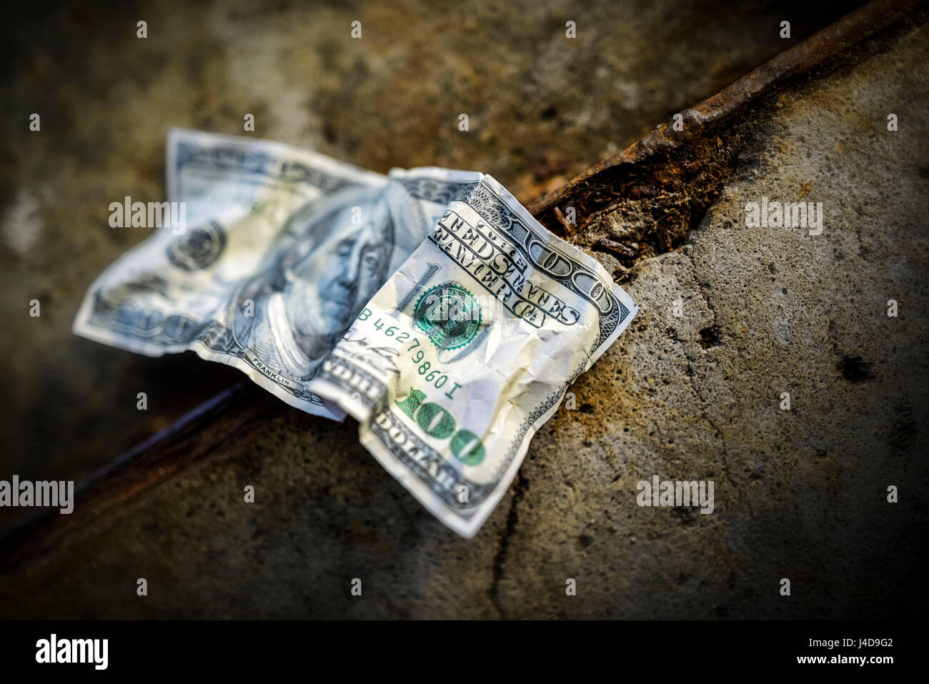 100-segno di dollaro sul terreno, foto simbolico per l'US-crisi del debito, 100-Dollar-Note am Boden, Symbolfoto fuer die US-Schuldenkrise Foto Stock
