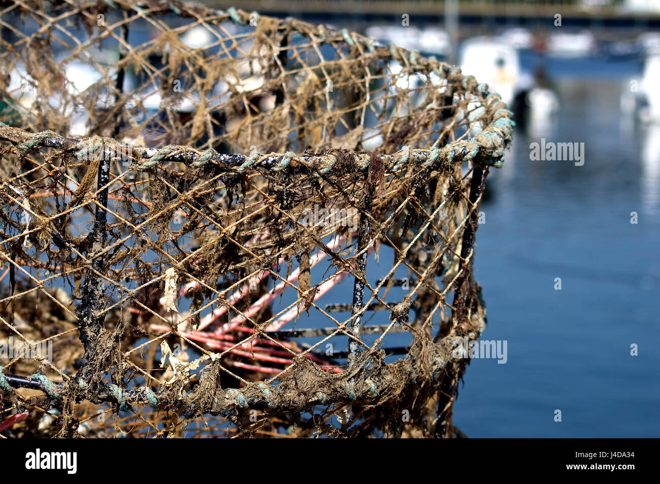 Pentole di pesca dal porto Foto Stock