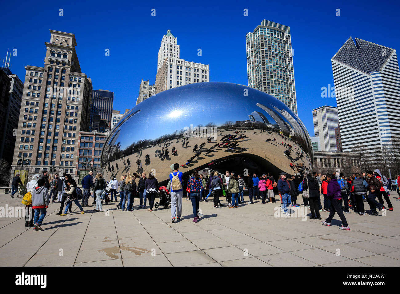 Turisti visitano la scultura del Cloud Gate, il fagiolo, Millennium Park skyline della città di Chicago, Illinois, USA, America del Nord, Touristen besichtigen die SKU Foto Stock