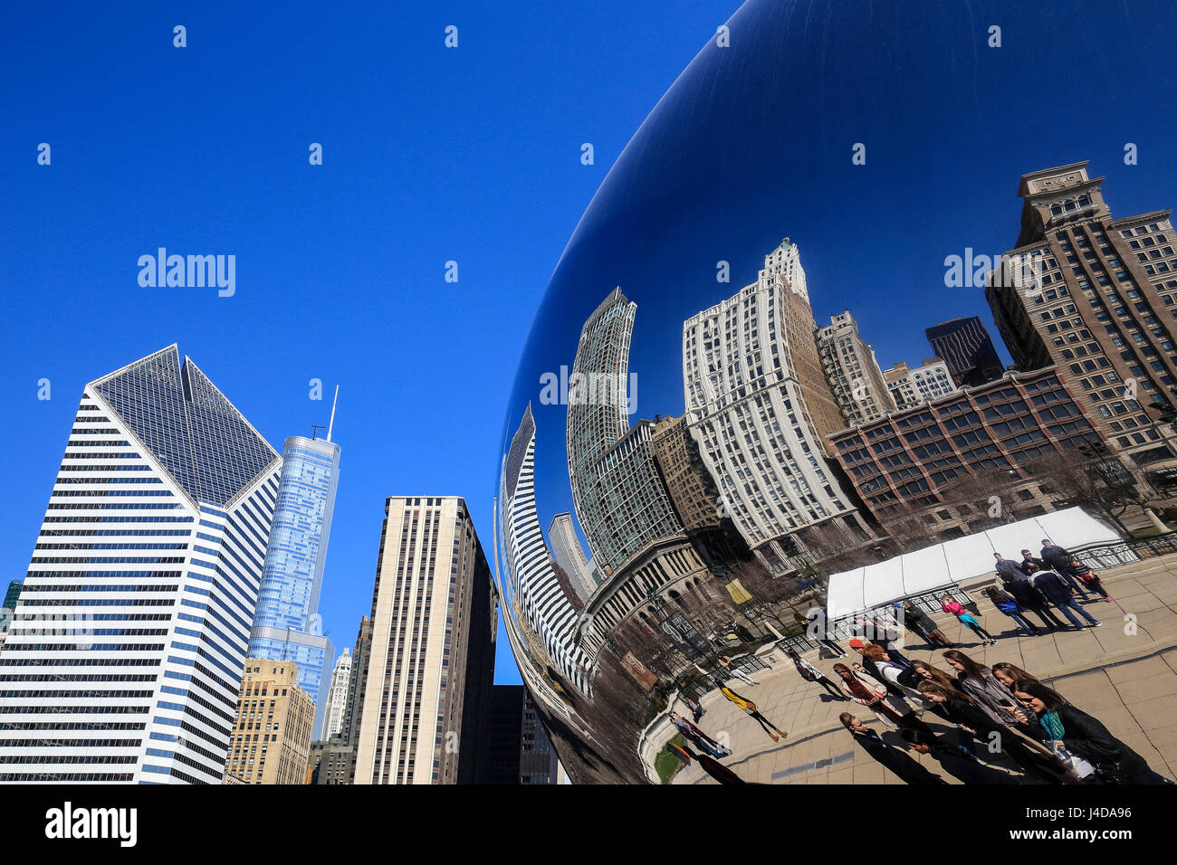 Turisti visitano la scultura del Cloud Gate, il fagiolo, Millennium Park skyline della città di Chicago, Illinois, USA, America del Nord, Touristen besichtigen die SKU Foto Stock