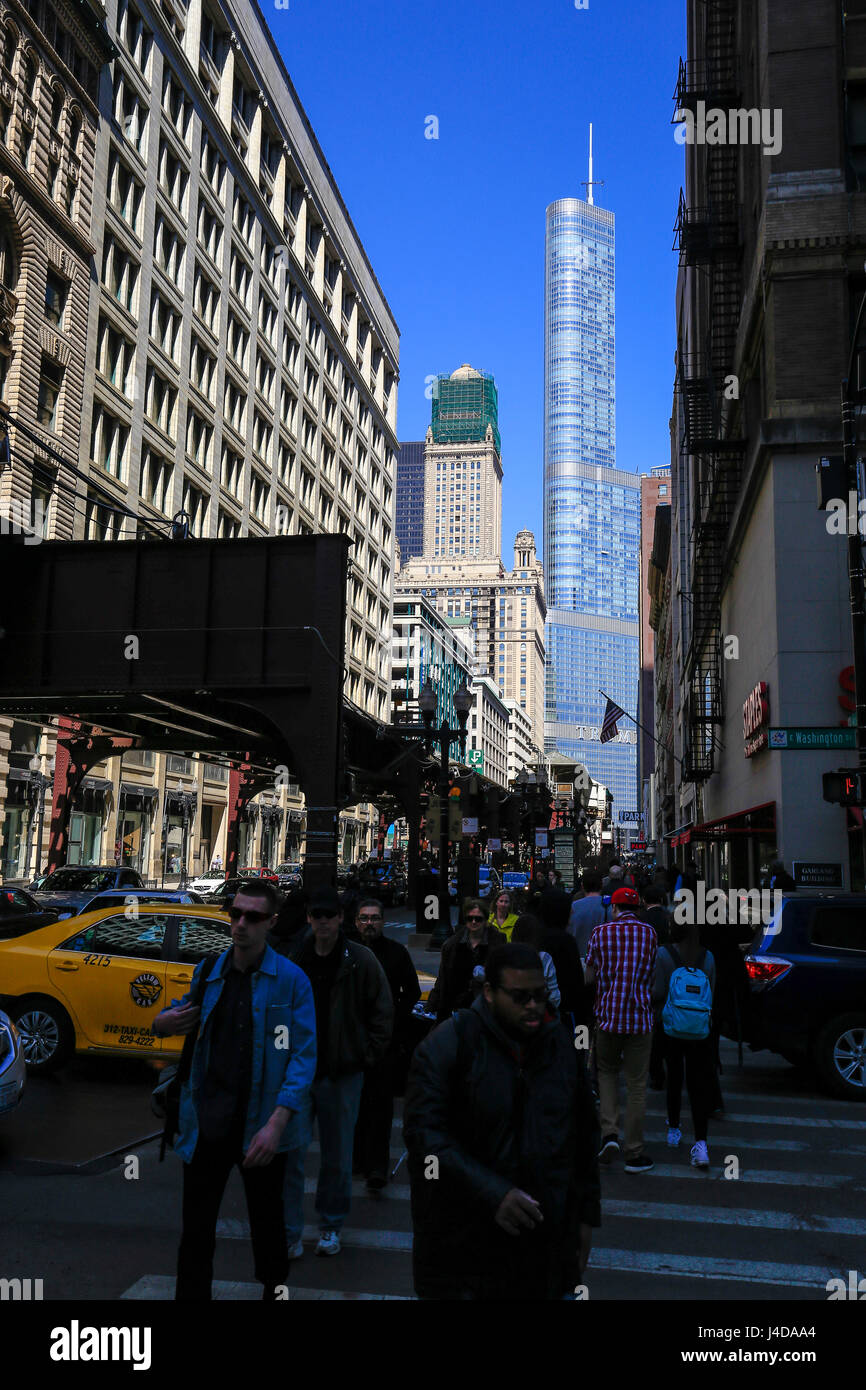 Scena di strada nella parte anteriore del Tower Tower di Chicago, Illinois, USA, America del Nord, Stra§enszene vor Turm Torre di Chicago, Illinois, USA, Nordamerika Foto Stock