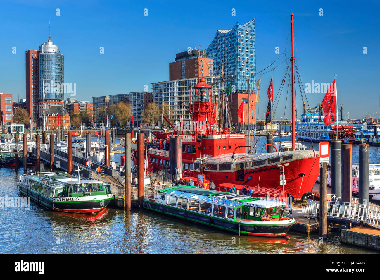 Lightship e Elbphilharmonie nel porto di Amburgo, Germania, Europa Feuerschiff und Elbphilharmonie im Hafen von Hamburg, Deutschland, Europa Foto Stock