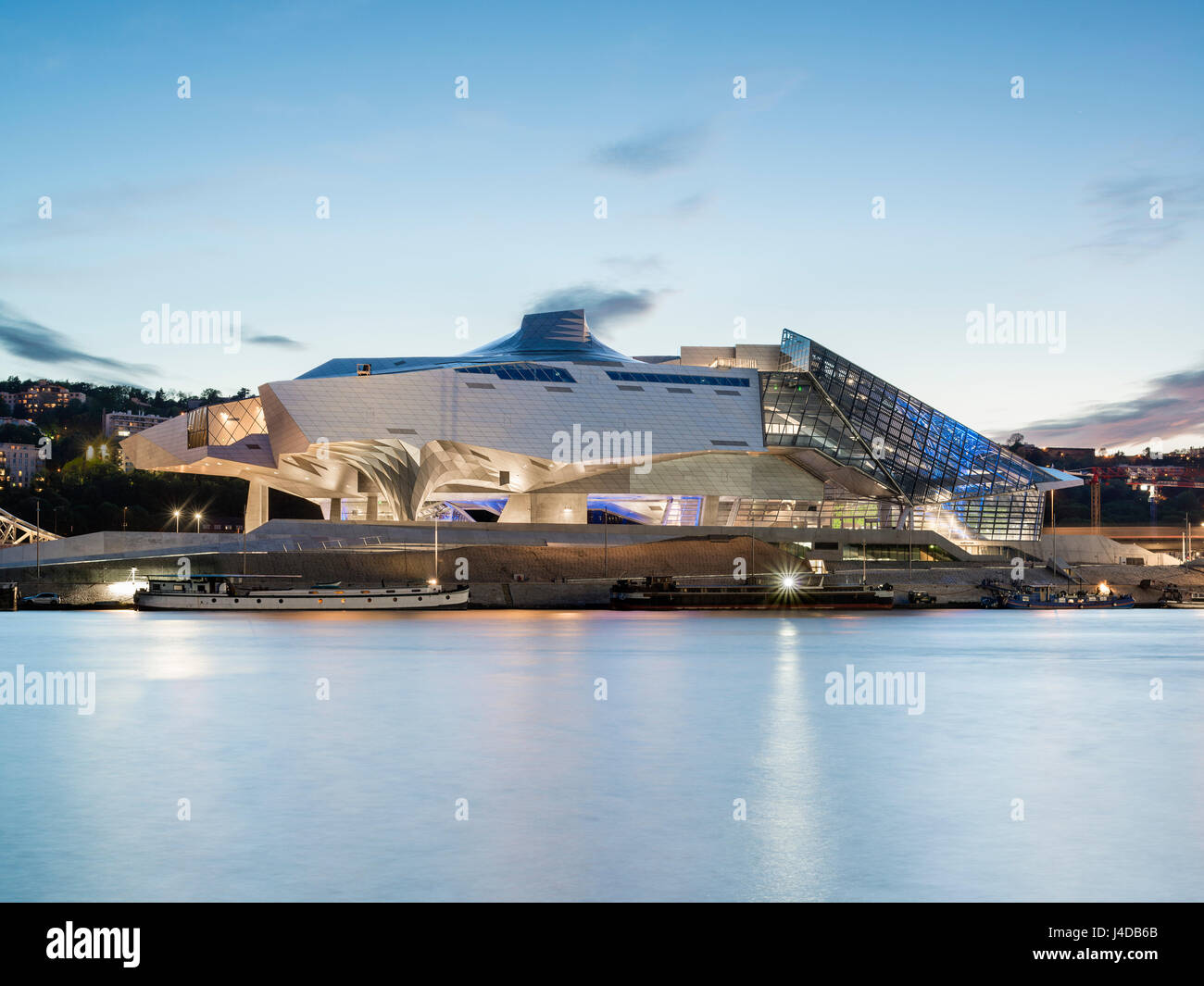 Vista complessiva guardando attraverso il Rodano al crepuscolo. Il Musée des Confluences, Lione, Francia. Architetto: Coop Himmelb(l)au, 2014. Foto Stock