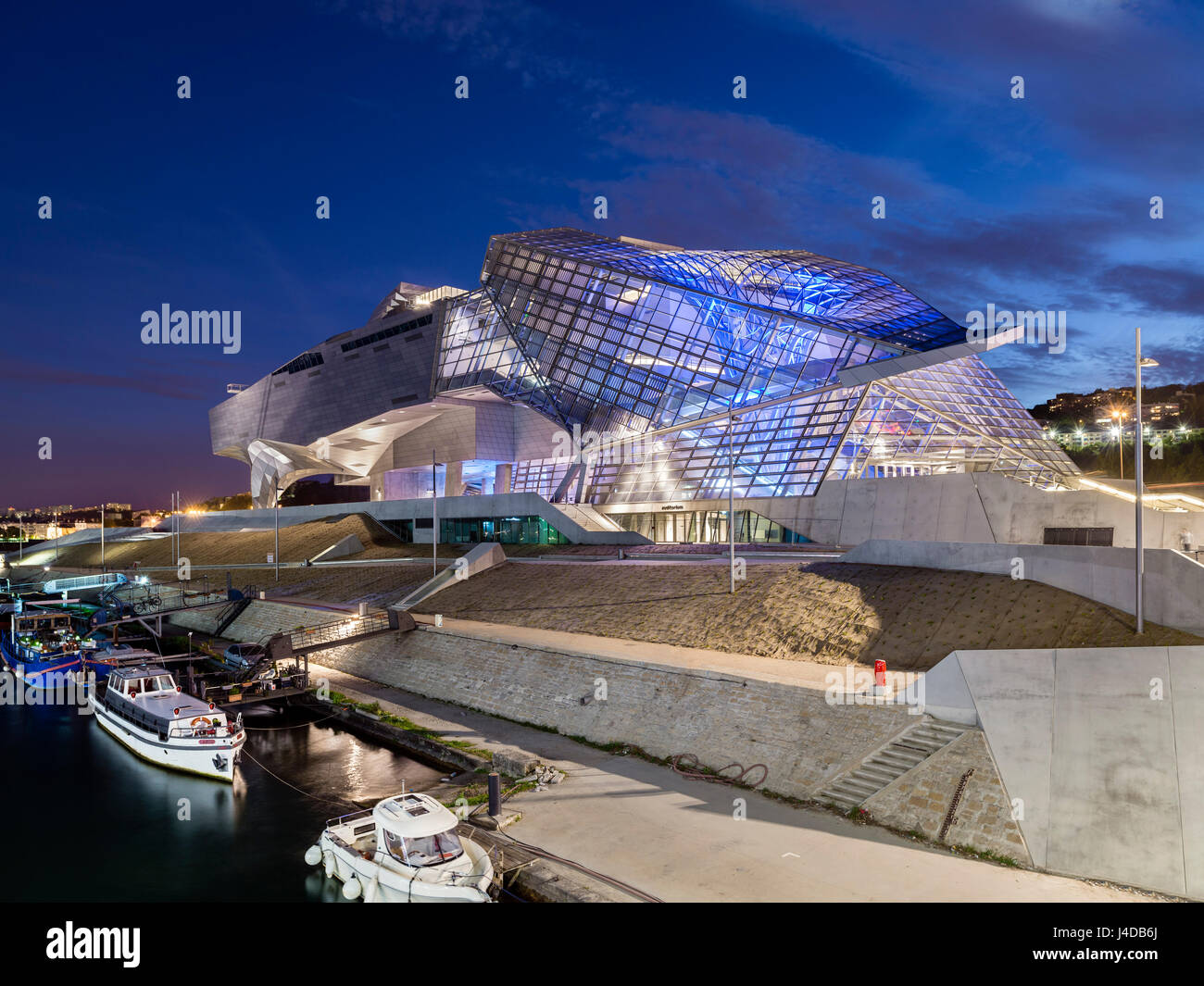 Vista esterna da est guardando l'ingresso area denominata 'Crystal'. Il Musée des Confluences, Lione, Francia. Architetto: Coop Himmelb(l)au, 2014. Foto Stock