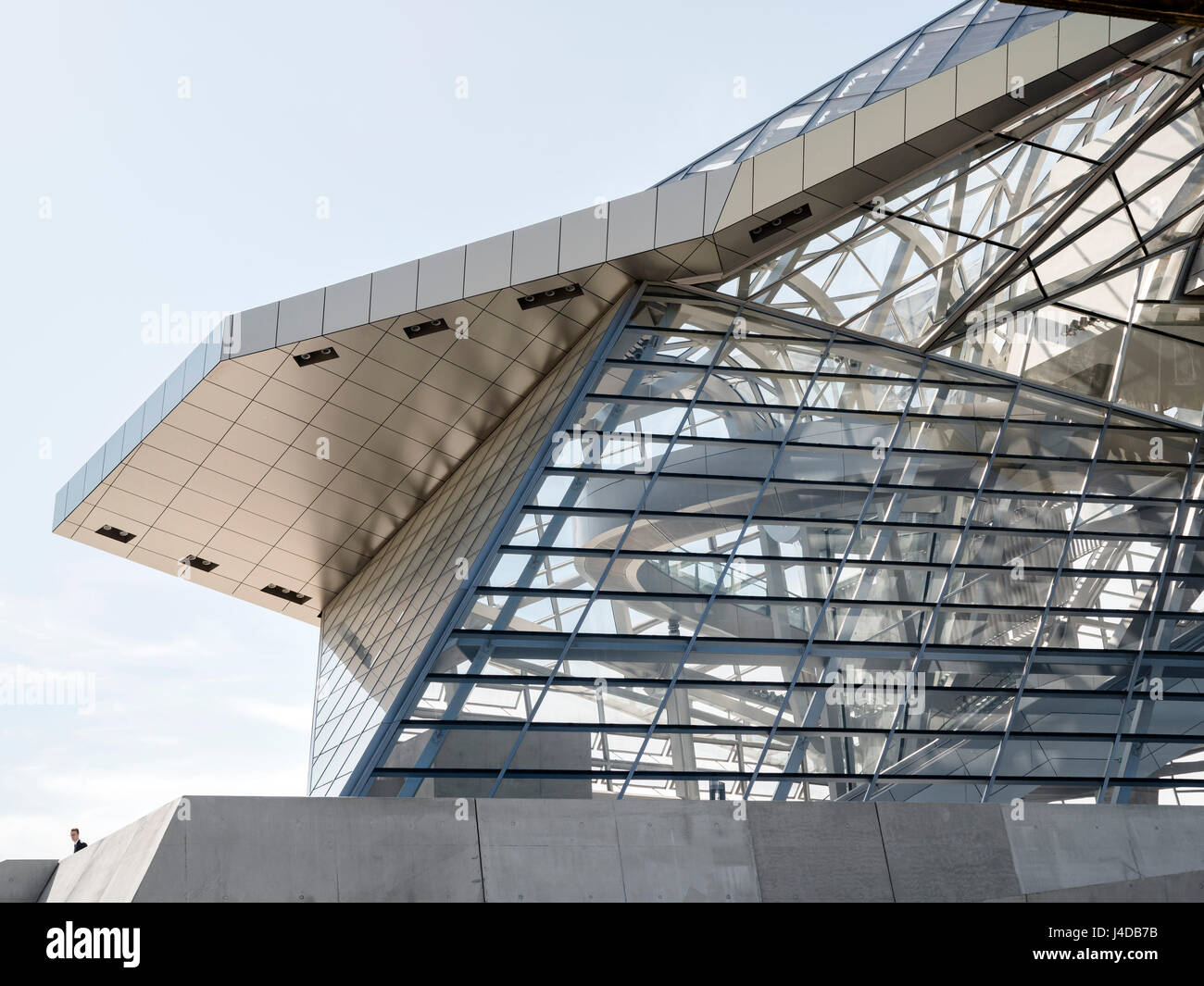 Dettaglio di acciaio e vetro 'Crystal' sulla parte superiore del plinto in cemento. Il Musée des Confluences, Lione, Francia. Architetto: Coop Himmelb(l)au, 2014. Foto Stock