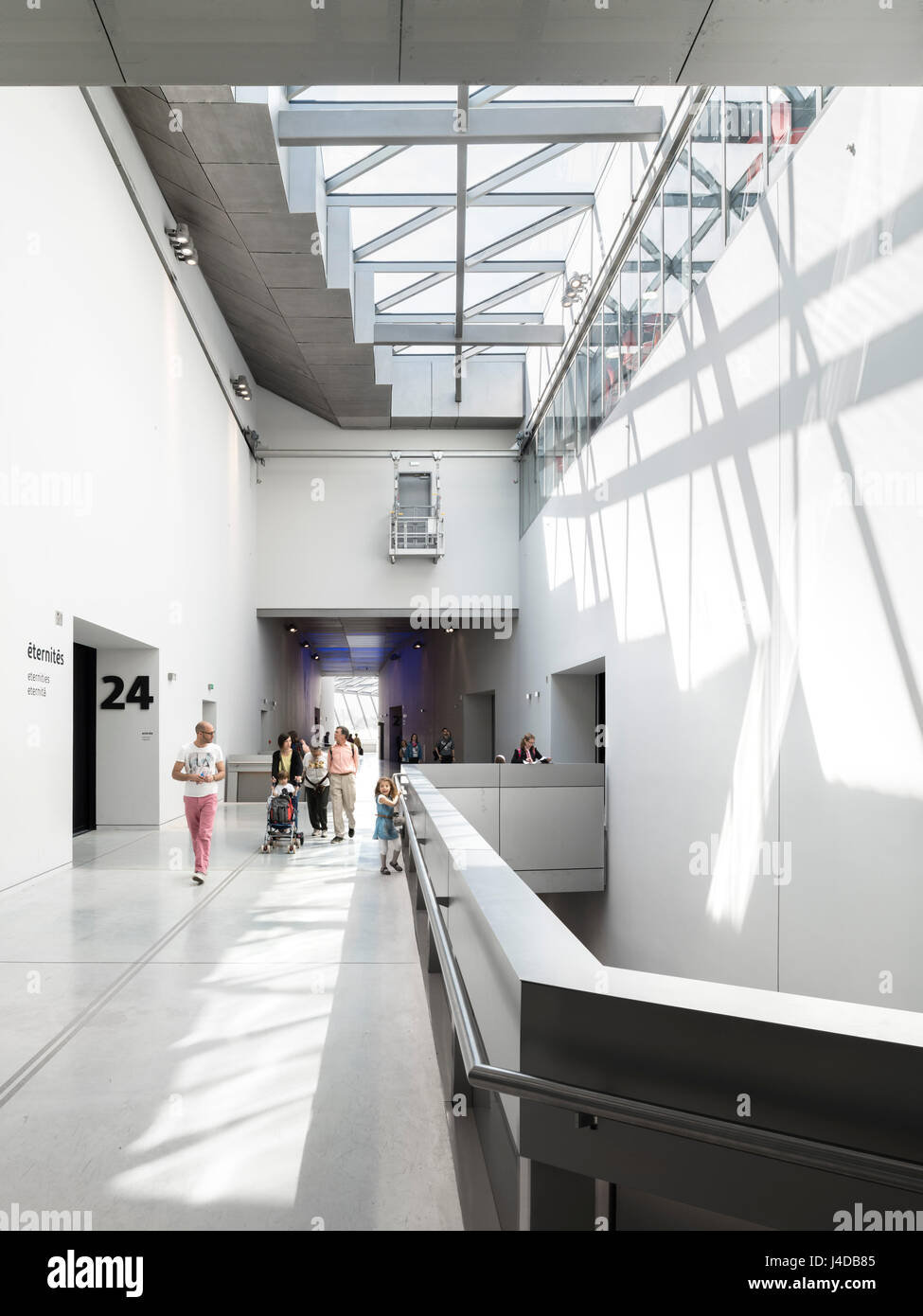 Espace liant, uno spazio di circolazione tra le sale espositive. Il Musée des Confluences, Lione, Francia. Architetto: Coop Himmelb(l)au, 2014. Foto Stock