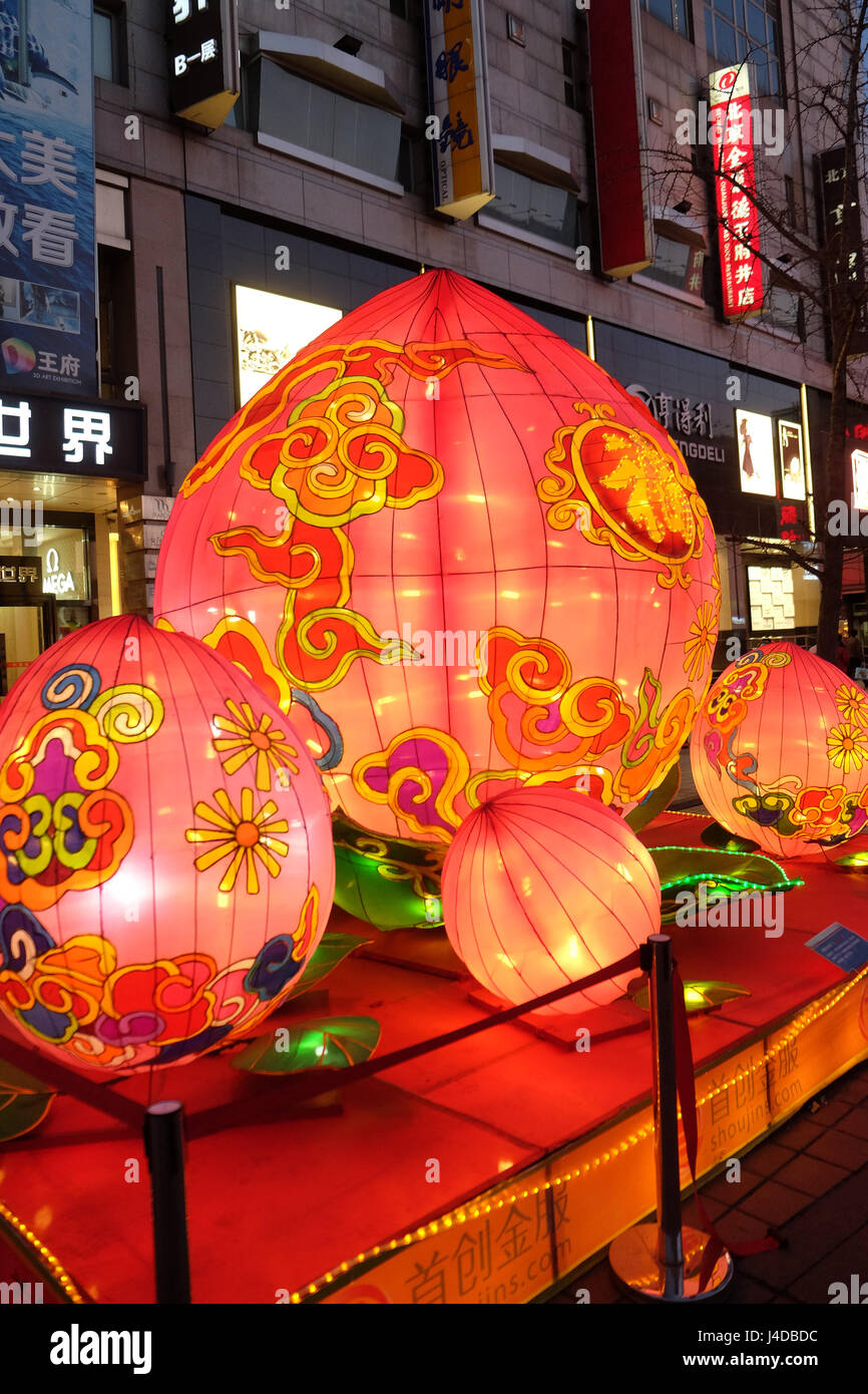 Il nuovo anno cinese della scimmia impostare di fronte al lussuoso centro commerciale per lo shopping nel centro cittadino di Pechino. Foto Stock