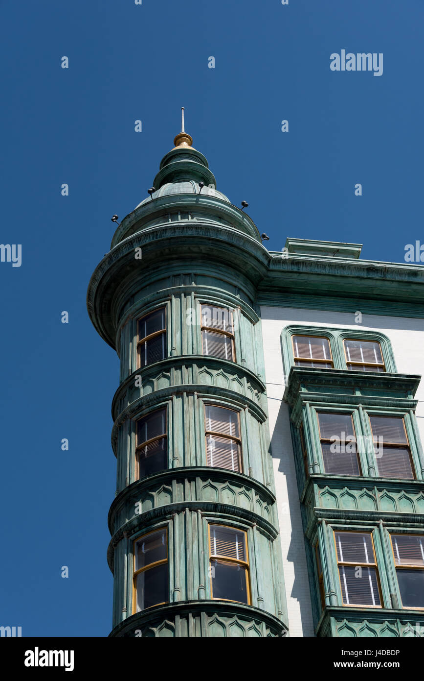 Dettagli architettonici vista di Coppola sulla cupola, Columbus Torre (Sentinel) in North Beach San Francisco, un Beaux-Arts Flatiron Building con rivestimento in rame Foto Stock