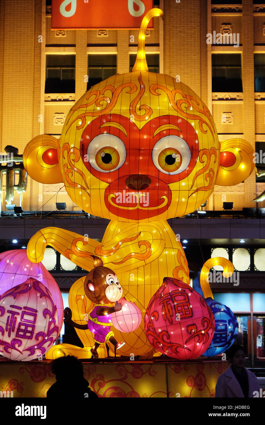 Il nuovo anno cinese della scimmia impostare di fronte al lussuoso centro commerciale per lo shopping nel centro cittadino di Pechino. Foto Stock