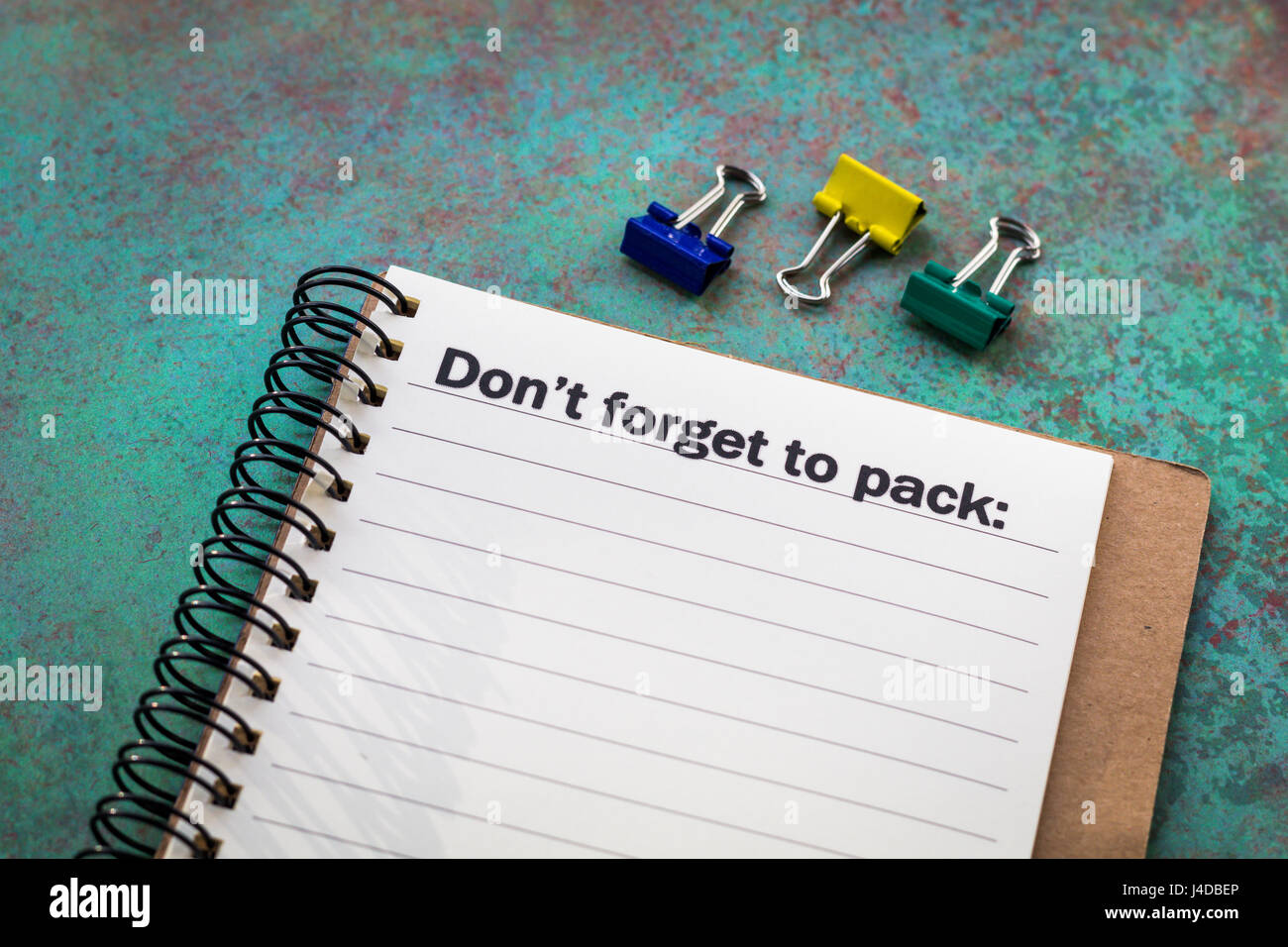 Estate borsa da spiaggia, picnic, camping, imballaggio, viaggio, itinerario elenco concetto su notebook e la tavola di legno Foto Stock