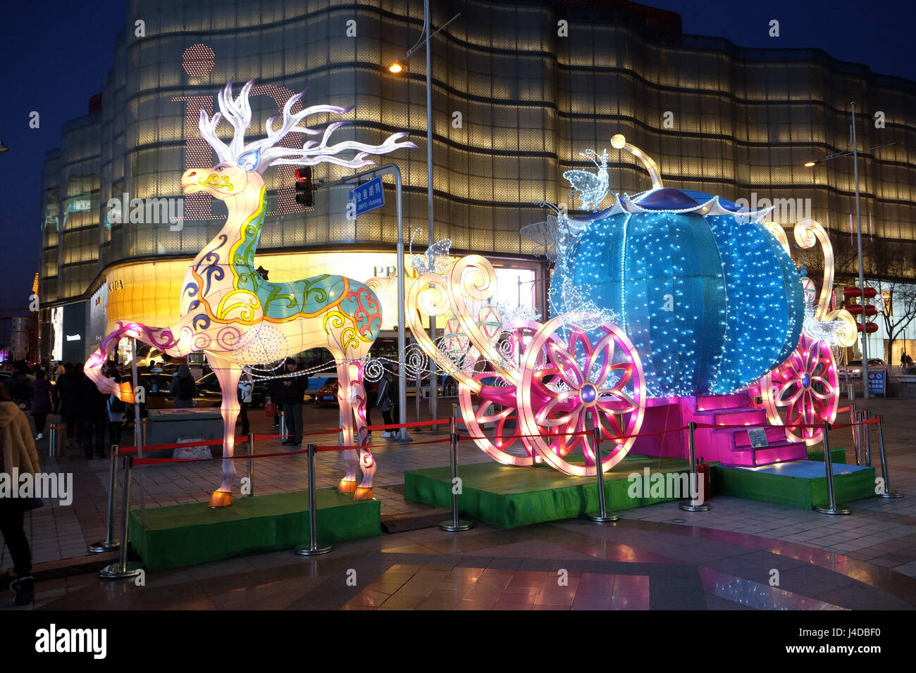 Il nuovo anno cinese della scimmia impostare di fronte al lussuoso centro commerciale per lo shopping nel centro cittadino di Pechino. Foto Stock