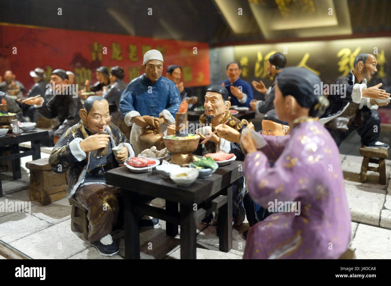 Figure cinese nel ristorante al famoso Qianmen pedonale strada commerciale a Pechino in Cina, 24 febbraio 2016. Foto Stock