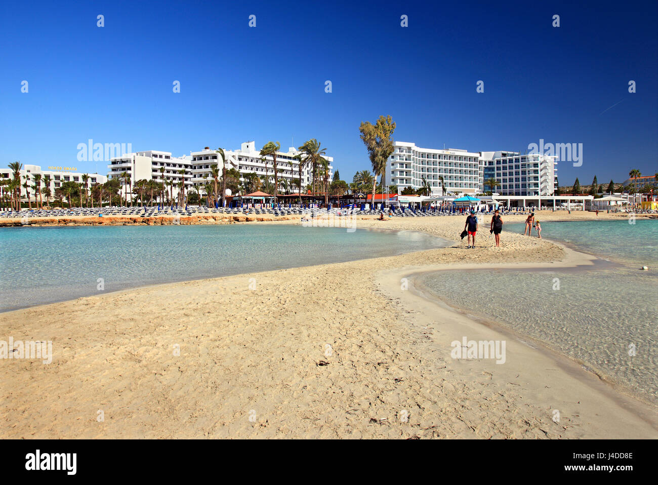 Famosa spiaggia di Nissi, vicino a Agia Napa, distretto di Ammochostos (Famagusta), Cipro. Foto Stock