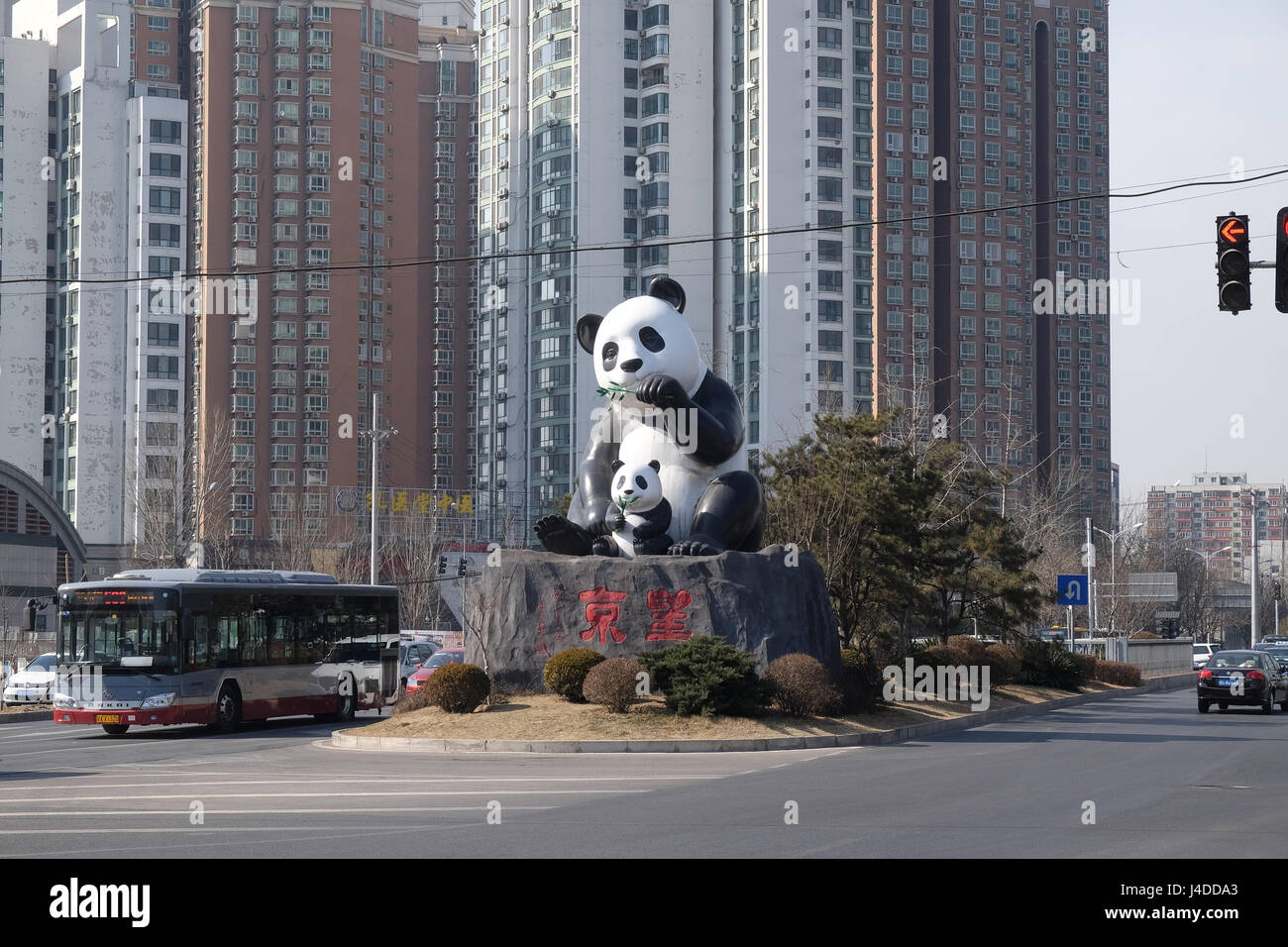 Panda gigante statua sulla strada Jingmi a Pechino in Cina, 25 febbraio 2016. Foto Stock