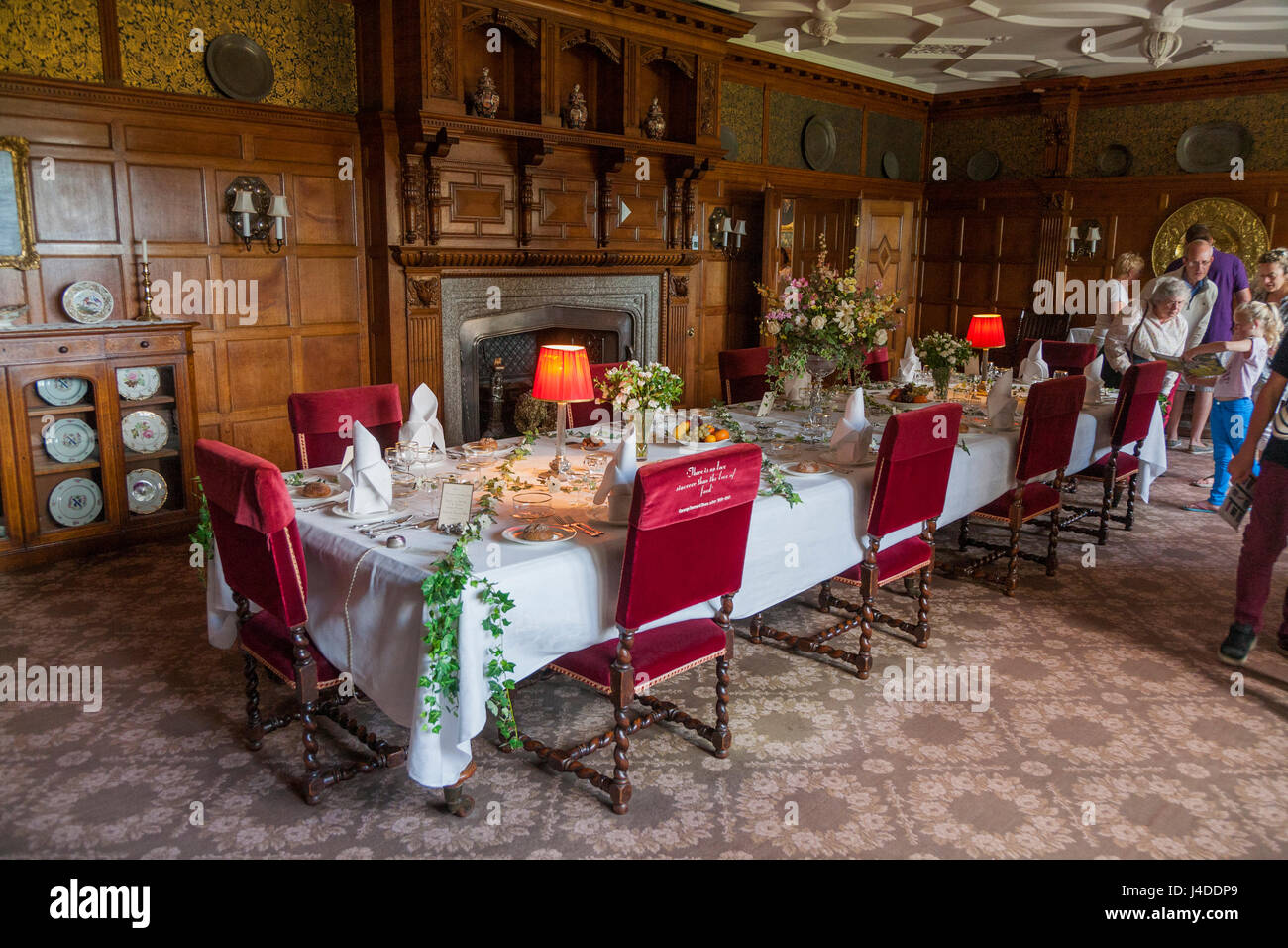 Sala da pranzo formale con set table pronto per un pasto al Lanhydrock, Bodmin, Cornwall. (70) Foto Stock