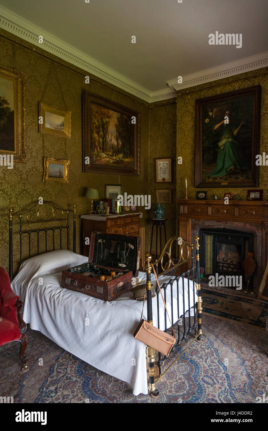 Camera da letto in stile vittoriano, al Lanhydrock, Bodmin, Cornwall. (70) Foto Stock