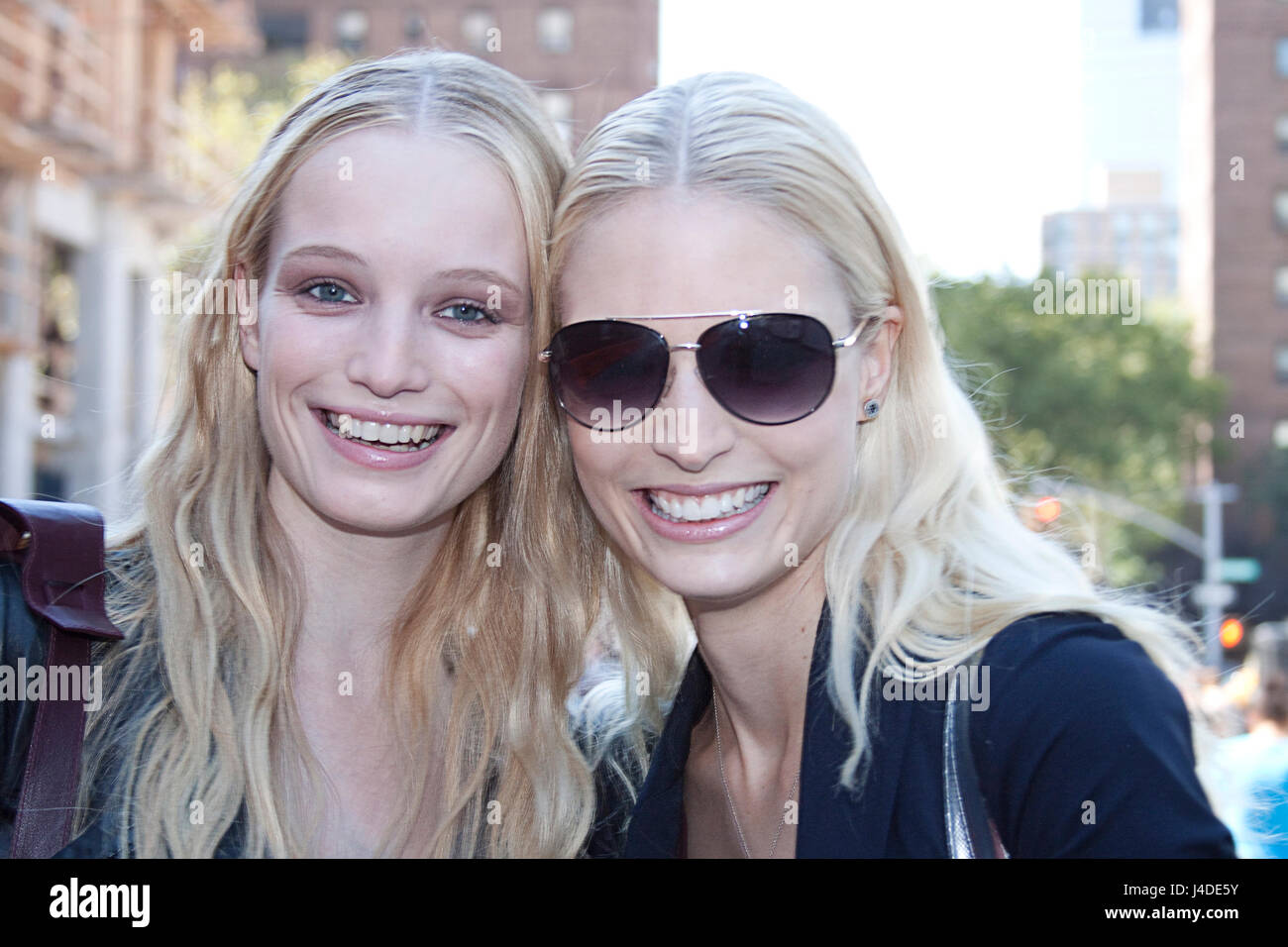 Modelli di moda Melissa Tammerijn e Maud Welzen dopo una mostra durante la settimana della moda di New York Foto Stock