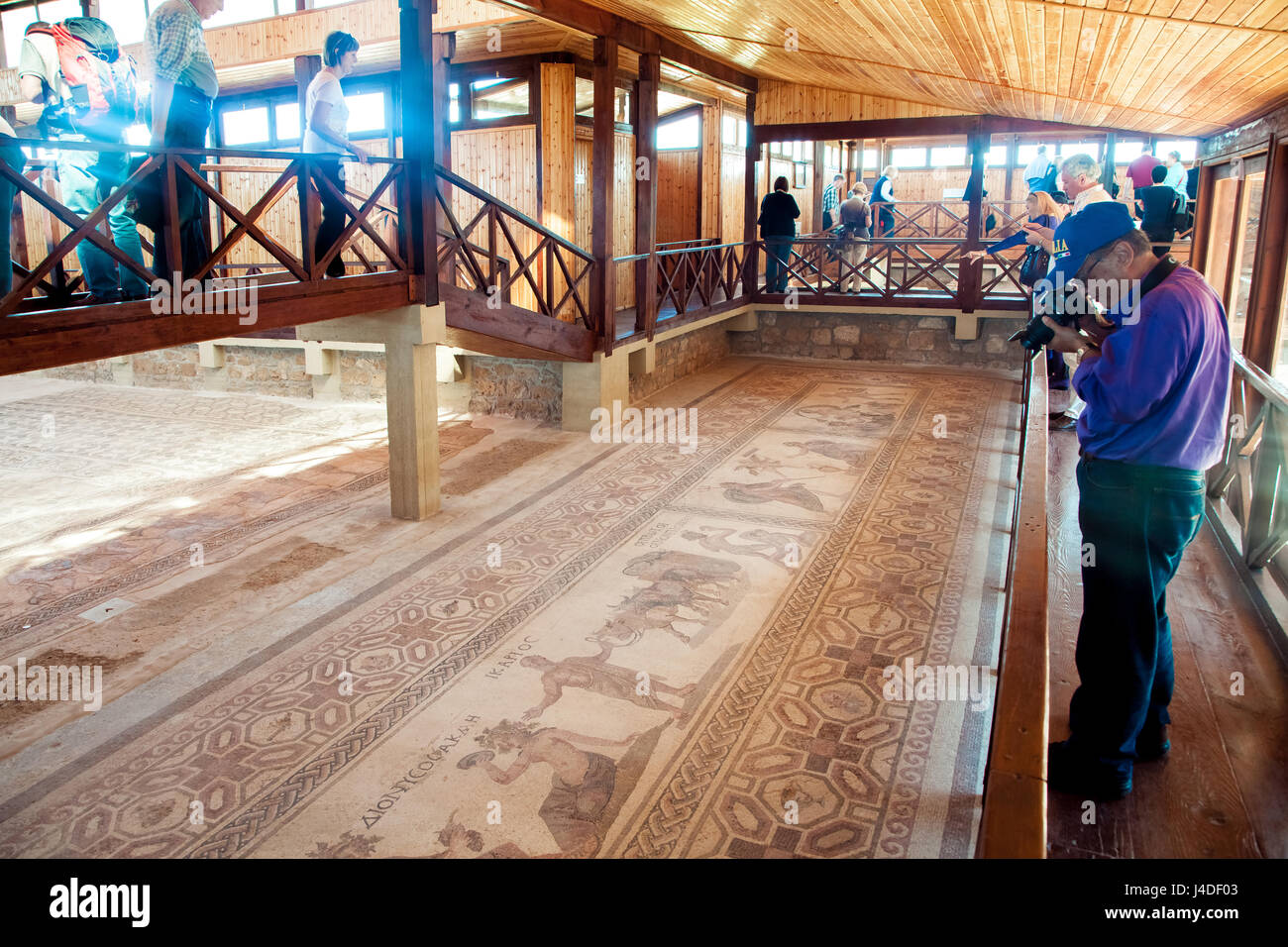 I turisti a piedi e guardare antico pavimento a mosaico. Kourion era una antica città sulla costa sud-occidentale di Cipro Foto Stock