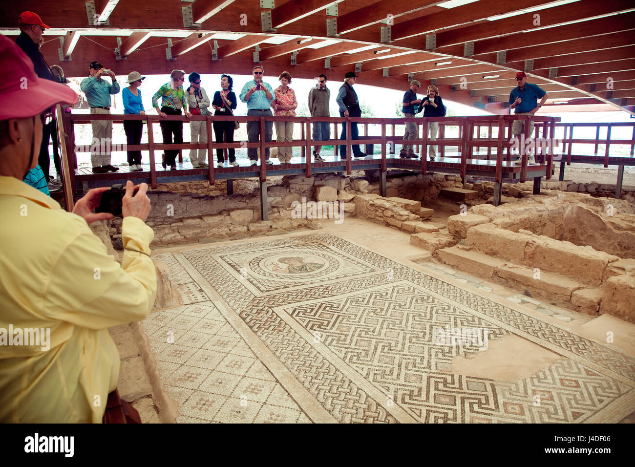 I turisti a piedi e guardare antico pavimento a mosaico. Kourion era una antica città sulla costa sud-occidentale di Cipro Foto Stock