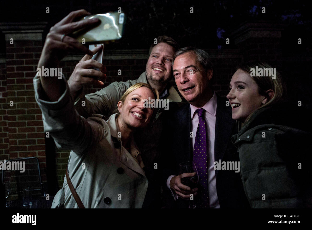 Ex leader dell'UKIP Nigel Farage prende un selfie con tifosi in occasione del lancio di Bill Etheridge è di nuovo libro, ponendo grande torna in Gran Bretagna. Foto Stock