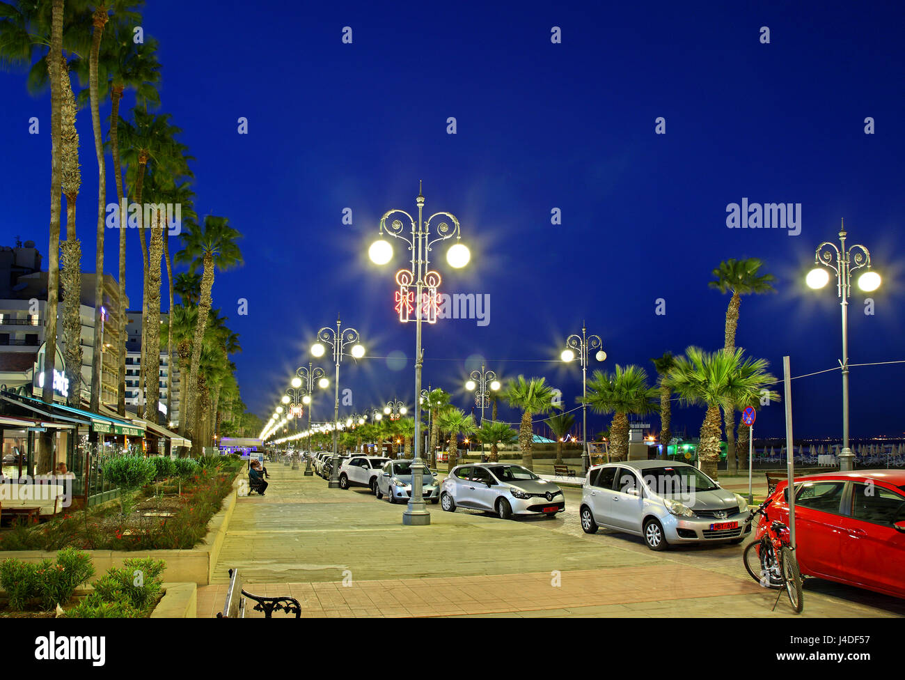 Athenon Avenue (meglio noto come 'Foinikoudes') il famoso mare Street Larnaca, Cipro. Foto Stock