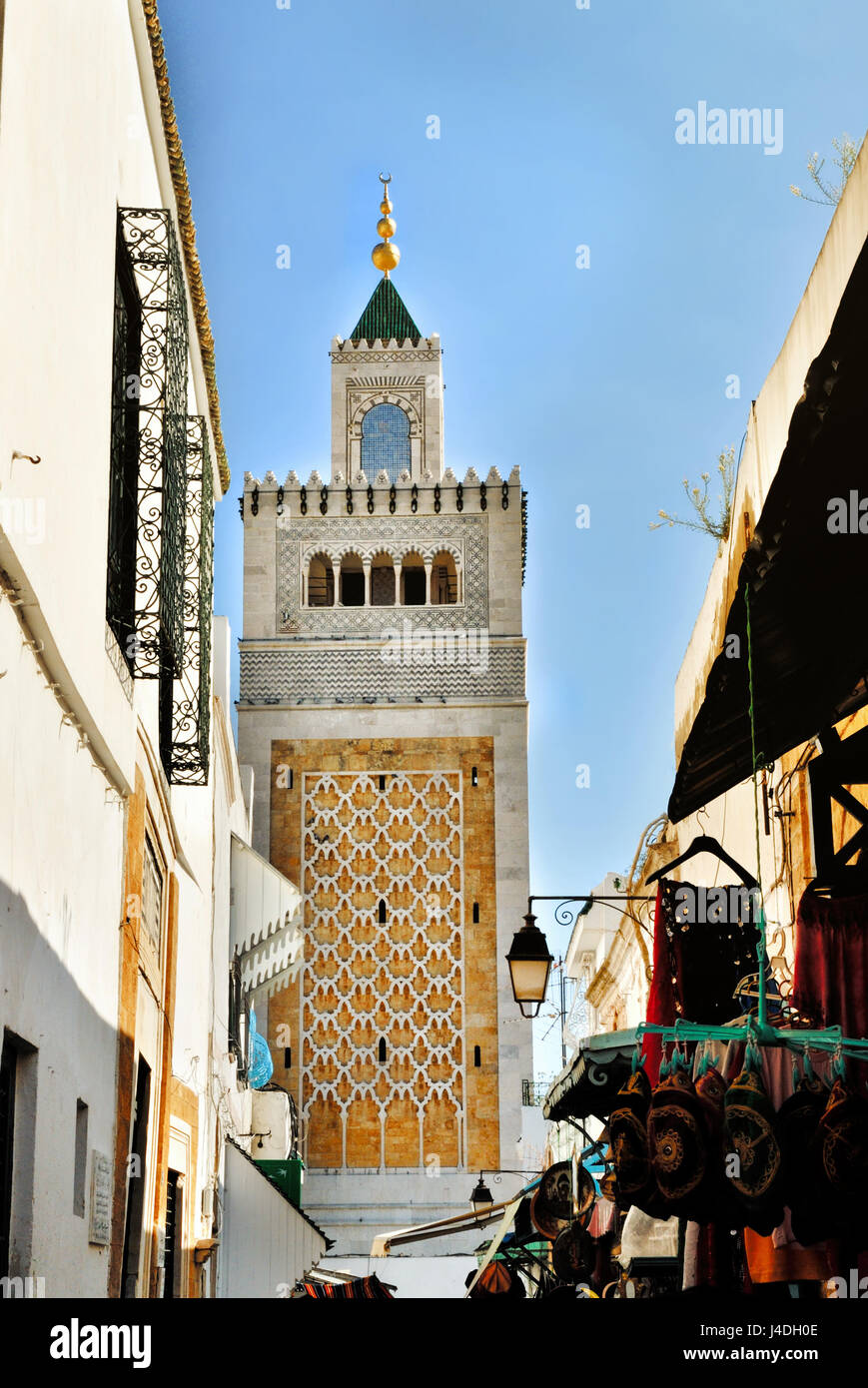 La moschea di Jamaa Moschea Zitouna Ez nella Medina della città di Tunisi, in Tunisia Africa Foto Stock