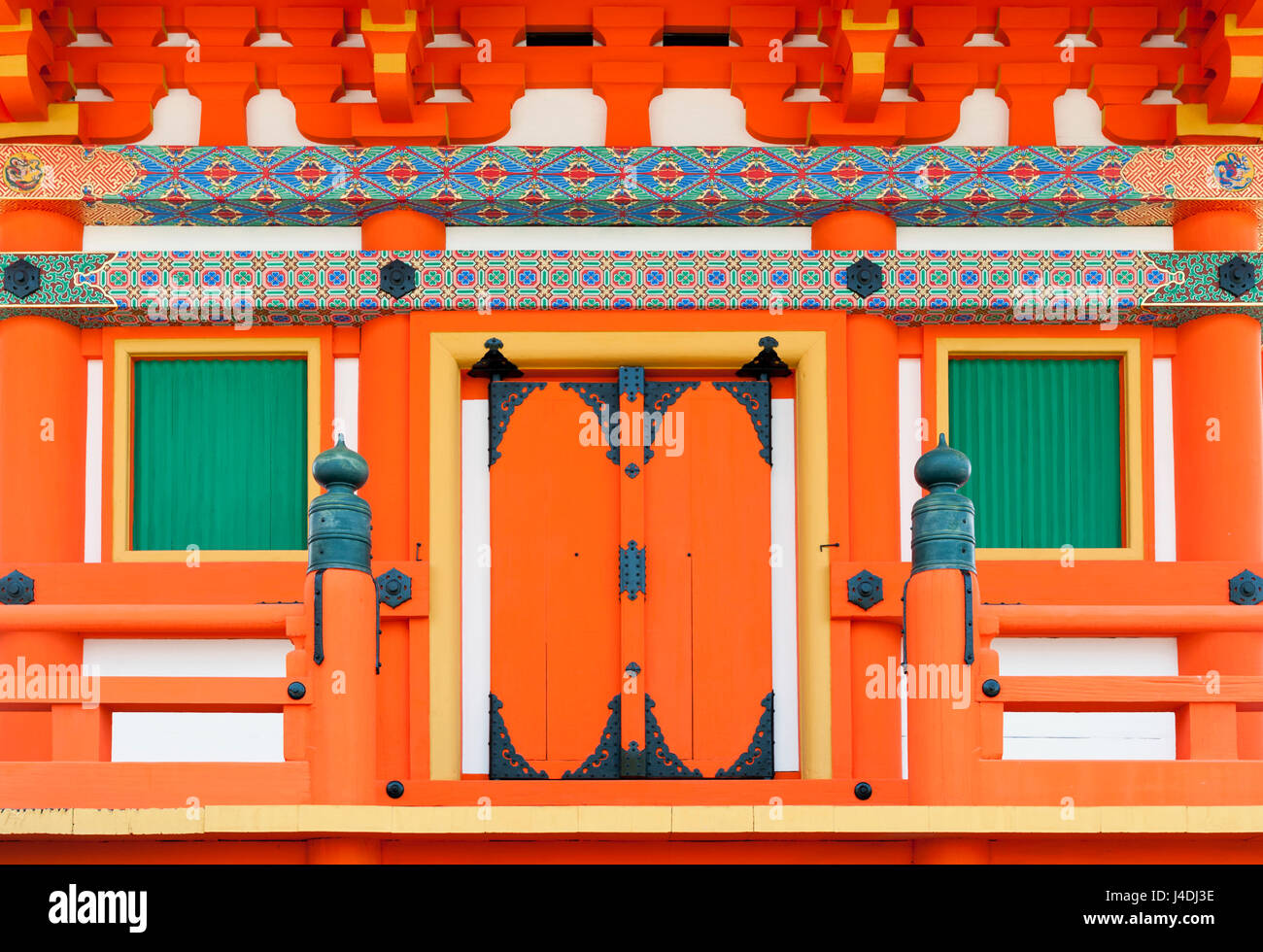 Chiudere i dettagli dell'architettura giapponese su porte e finestre di un edificio nel tempio Shintoista, Kyoto, Giappone Foto Stock