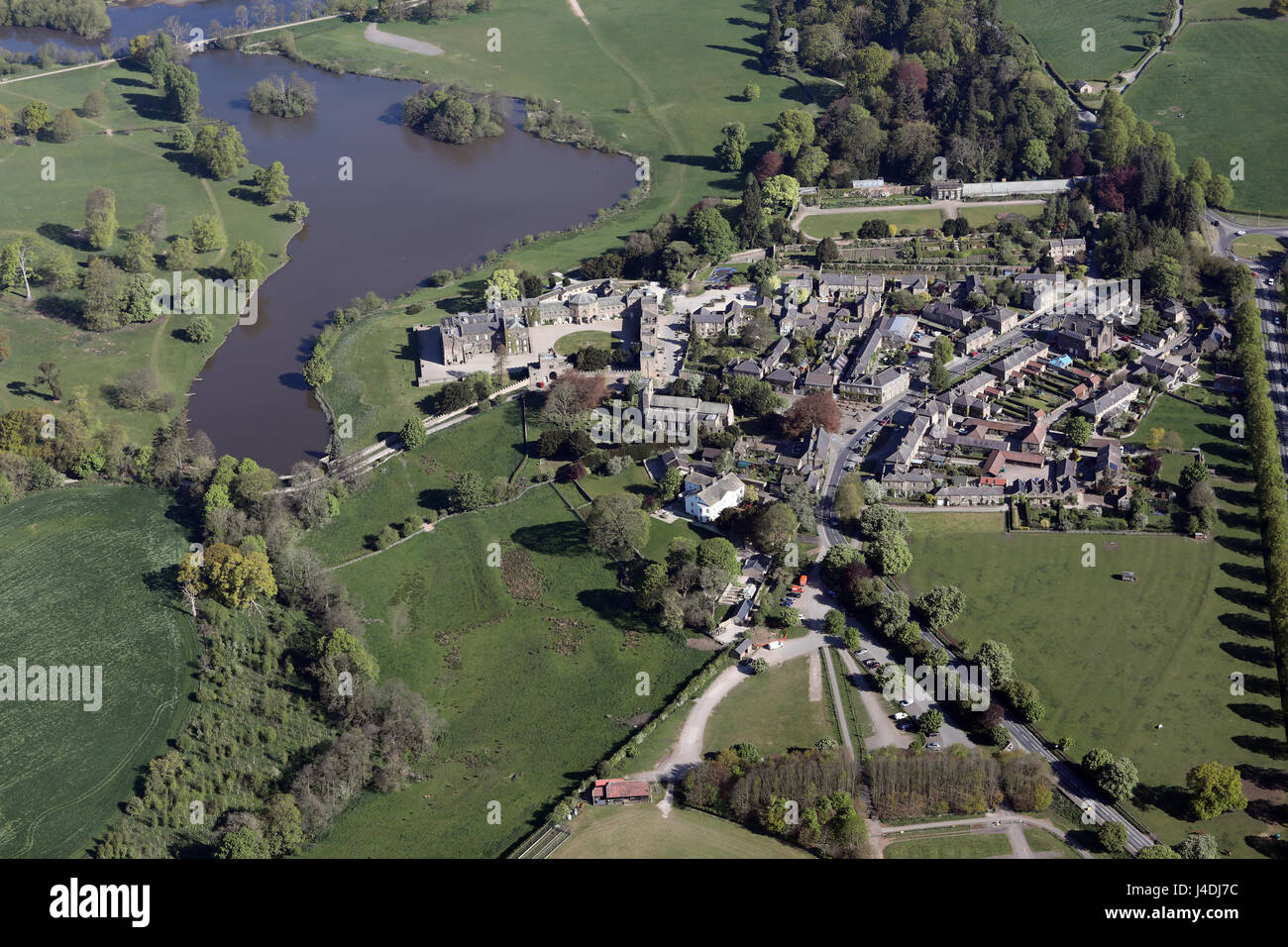 Vista aerea di Ripley Village e il Castello, North Yorkshire, Regno Unito Foto Stock