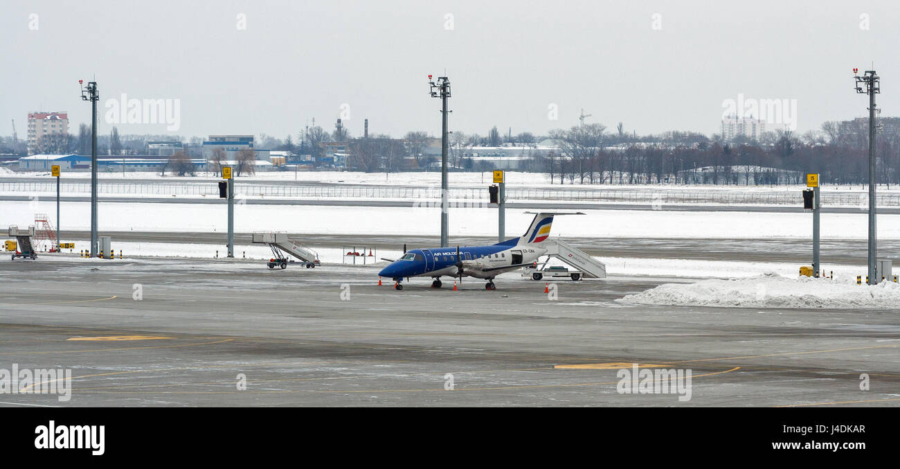 BORYSPIL, Ucraina - Febbraio 08, 2015: Embraer EMB-120RT Brasilia Air Moldova parcheggiato nel Boryspil International Airport, il più grande dei countrys airpor Foto Stock