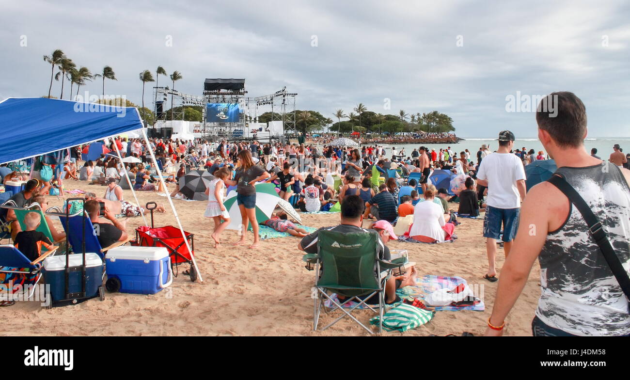 Honolulu, Hawaii, Stati Uniti d'America - 30 Maggio 2016: Giorno Memoriale della lanterna Floating Festival tenutosi presso l'Ala Moana Beach per onorare il defunto cari. Foto Stock