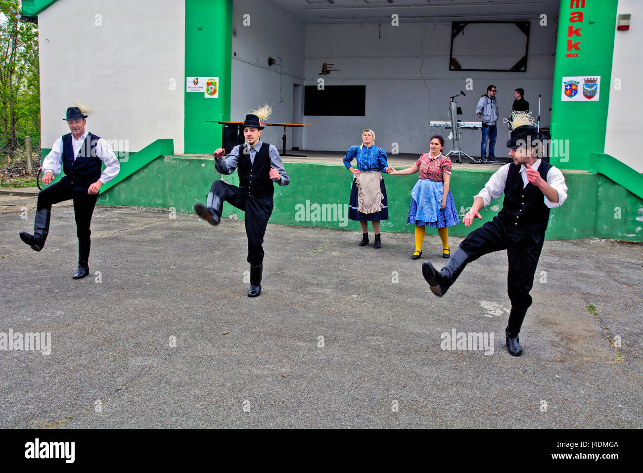 Mužlja - Zrenjanin, Serbia, 22 aprile 2017. Danza ungherese come un preludio alla manifestazione "Ungheria matrimonio tradizionale." Foto Stock