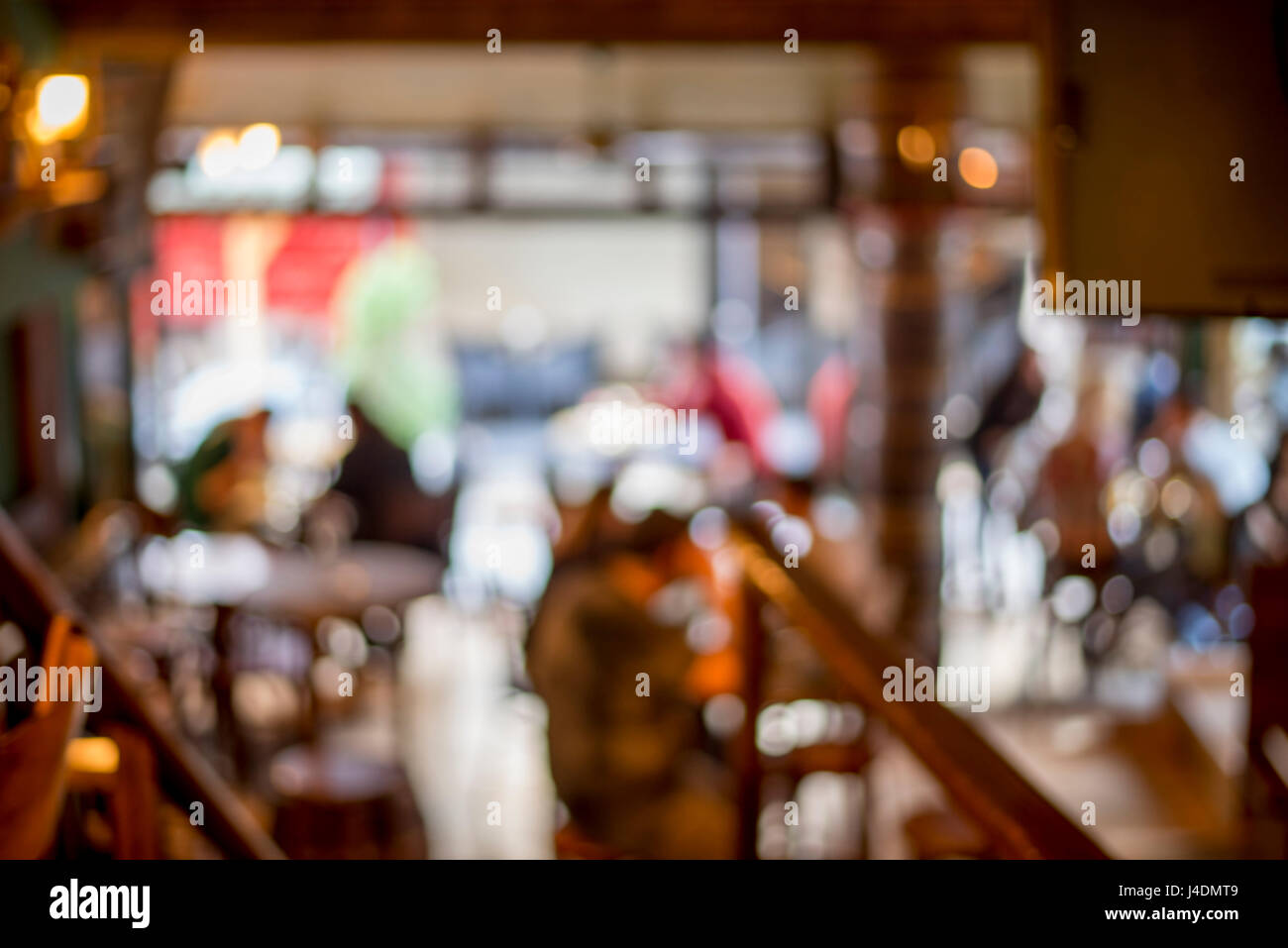 Persone in Coffee shop la sfocatura dello sfondo bokeh di fondo con luci, vintage filtro per effetto di vecchia, sfondo sfocato Foto Stock
