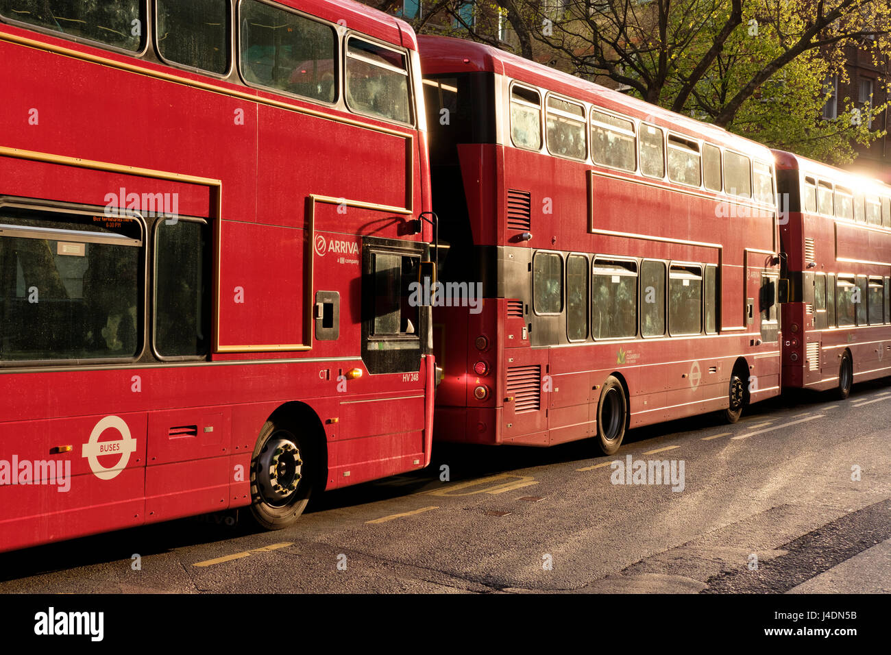 Tre autobus rossi di Londra nel traffico,Londra,Inghilterra Foto Stock