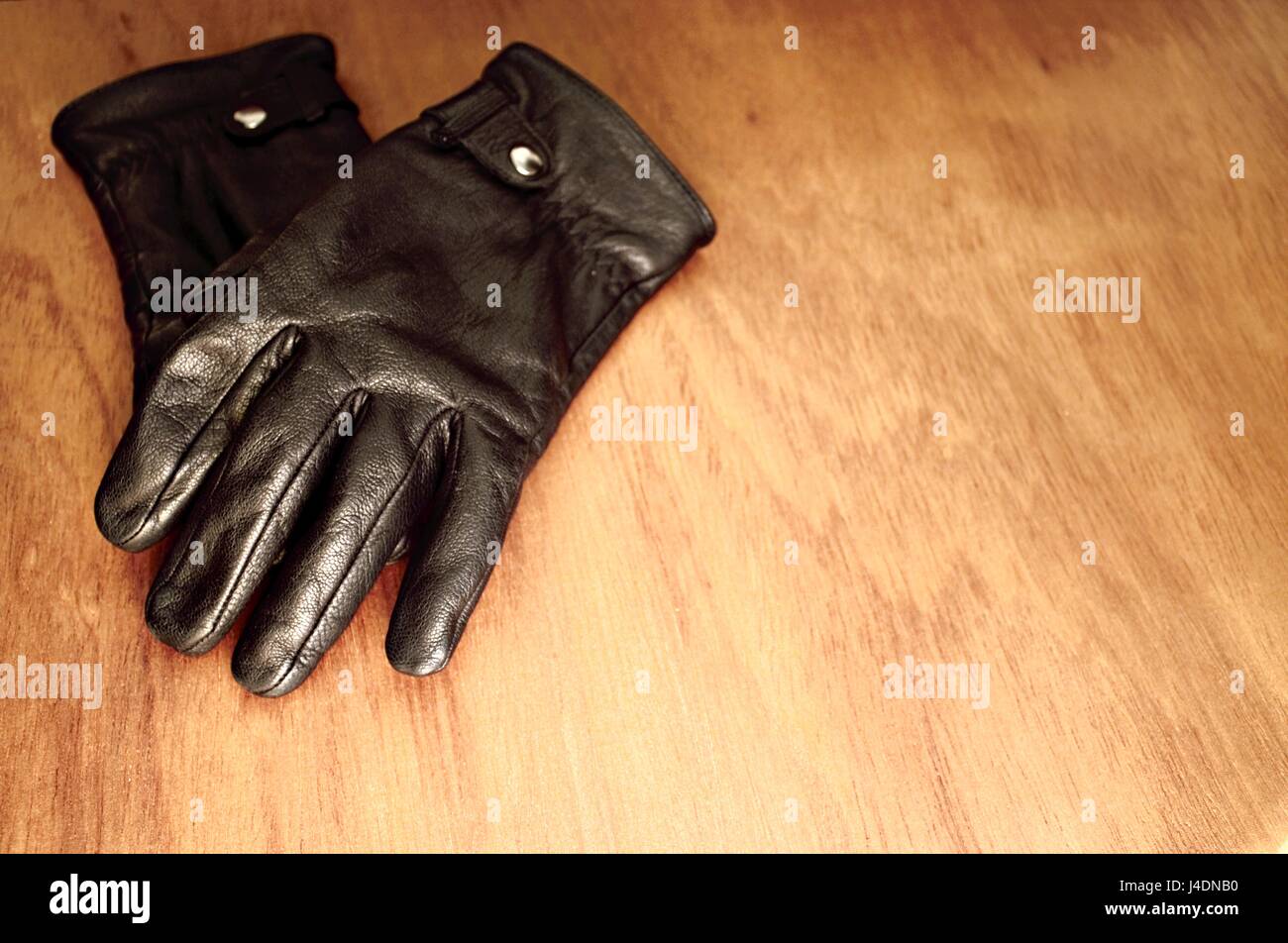 Paio di guanti sulla tavola di legno Foto Stock