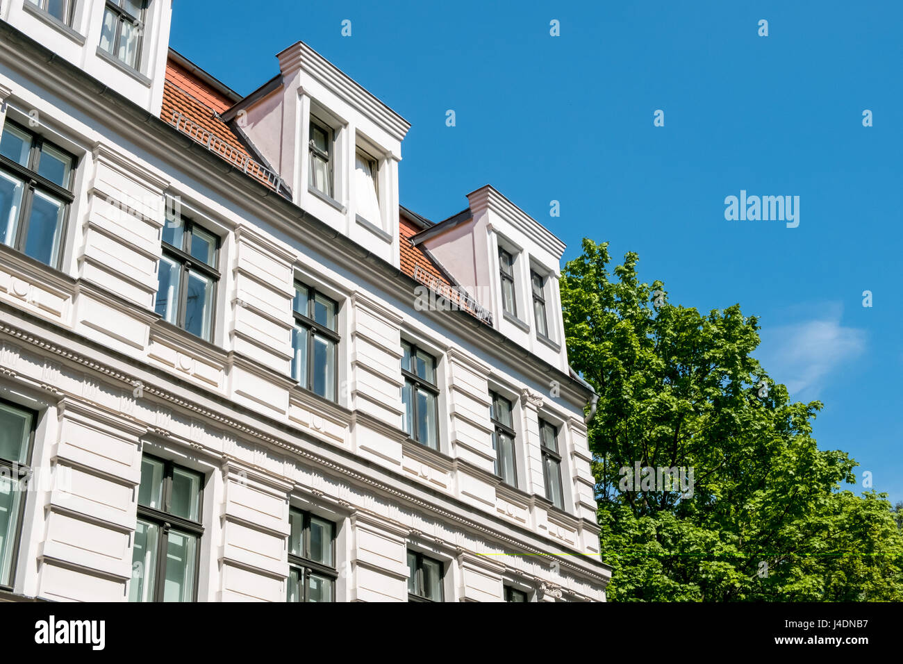 Real estate esterno - facciata di edificio / casa restaurata Foto Stock