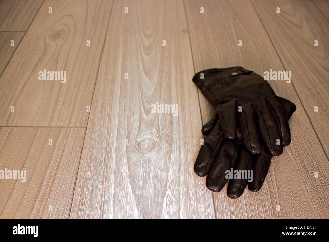 Paio di guanti sul pavimento in legno Foto Stock