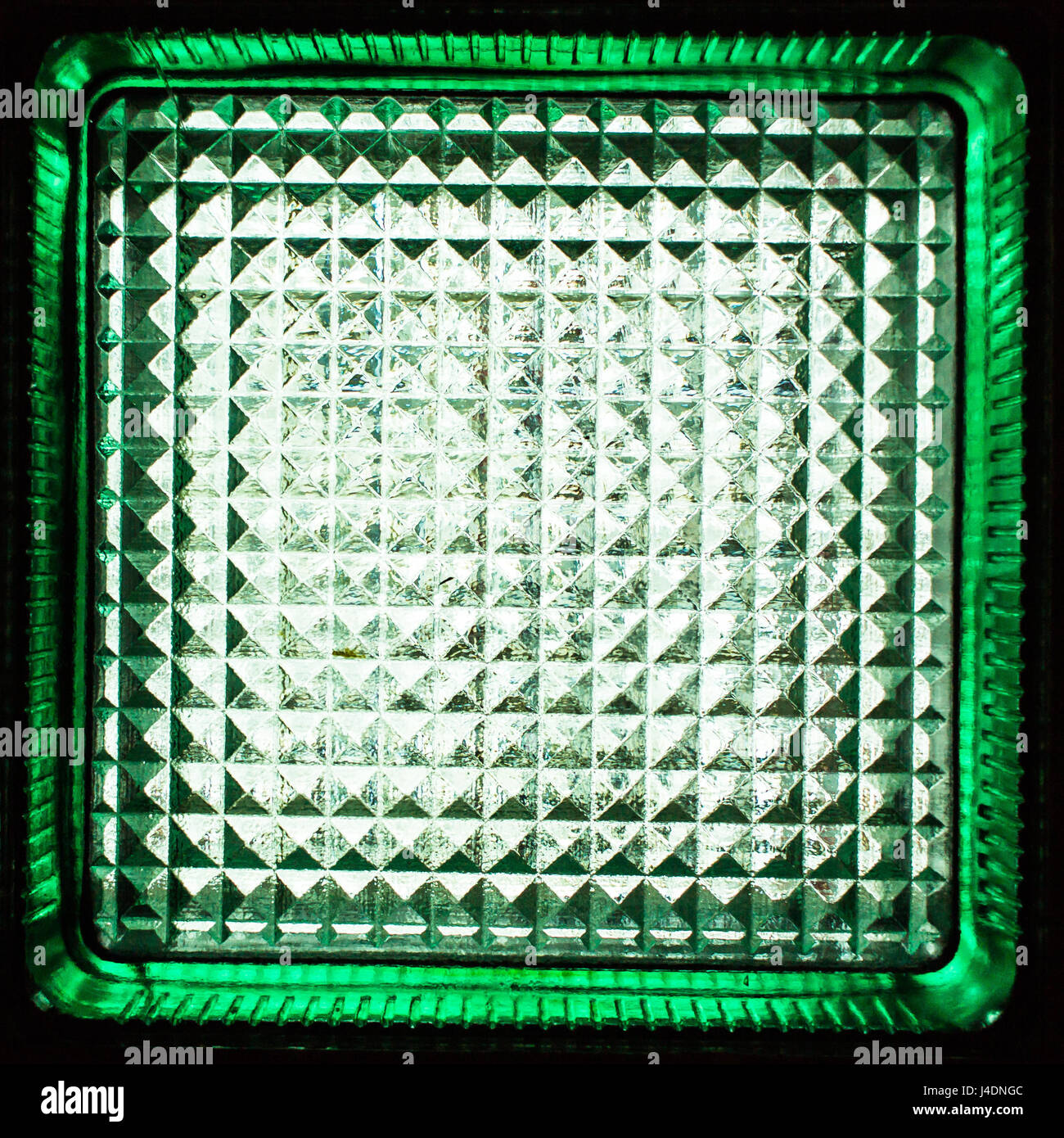 Quadrato verde blocco di vetro. Trasparente di materiale da costruzione. Elemento di parete di vetro. Texture di sfondo o. Foto Stock