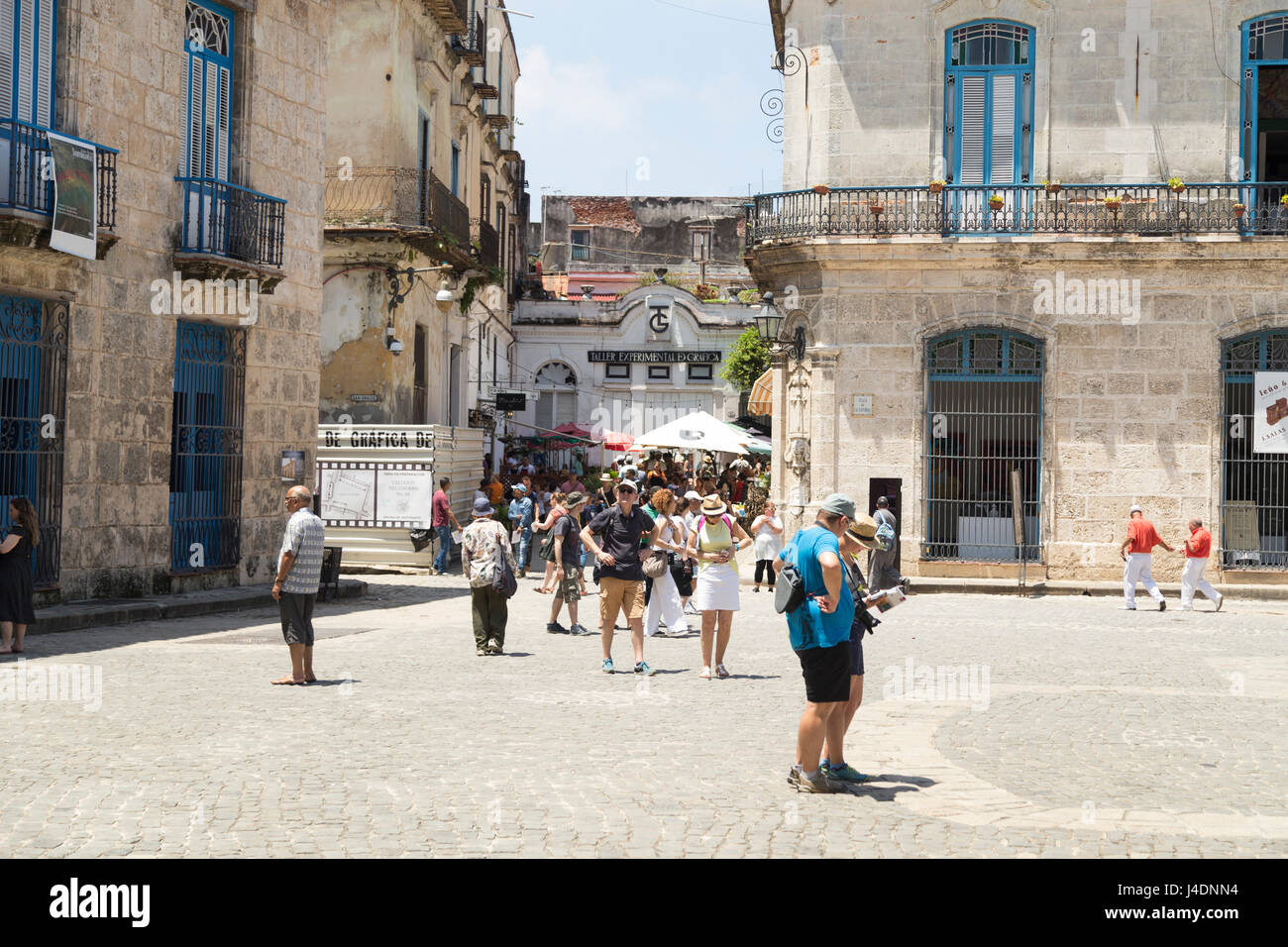 I turisti a piedi in strada a l'Avana, Cuba Foto Stock