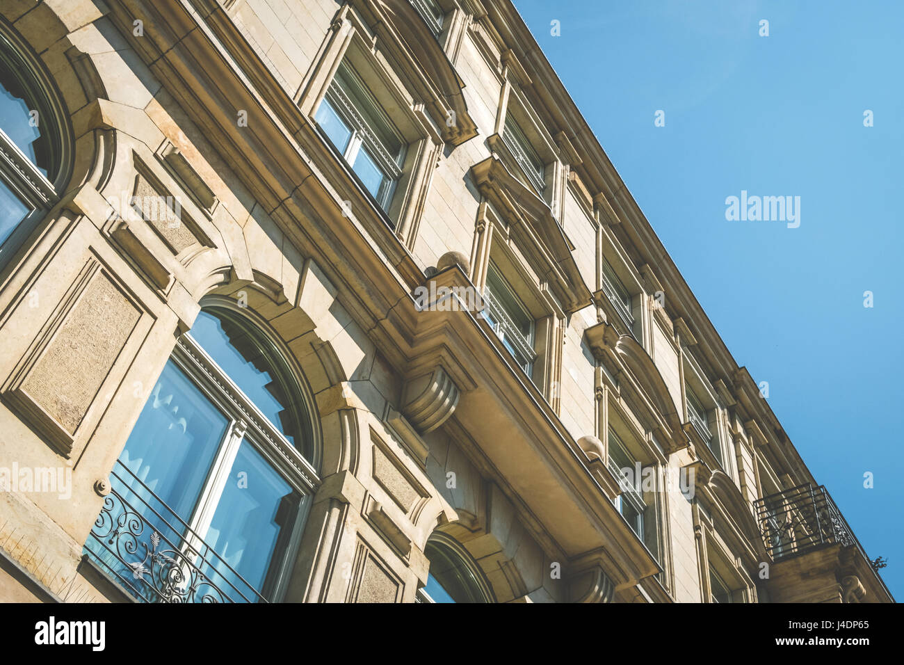Restaurata facciata del vecchio edificio di appartamenti a Berlino Foto Stock