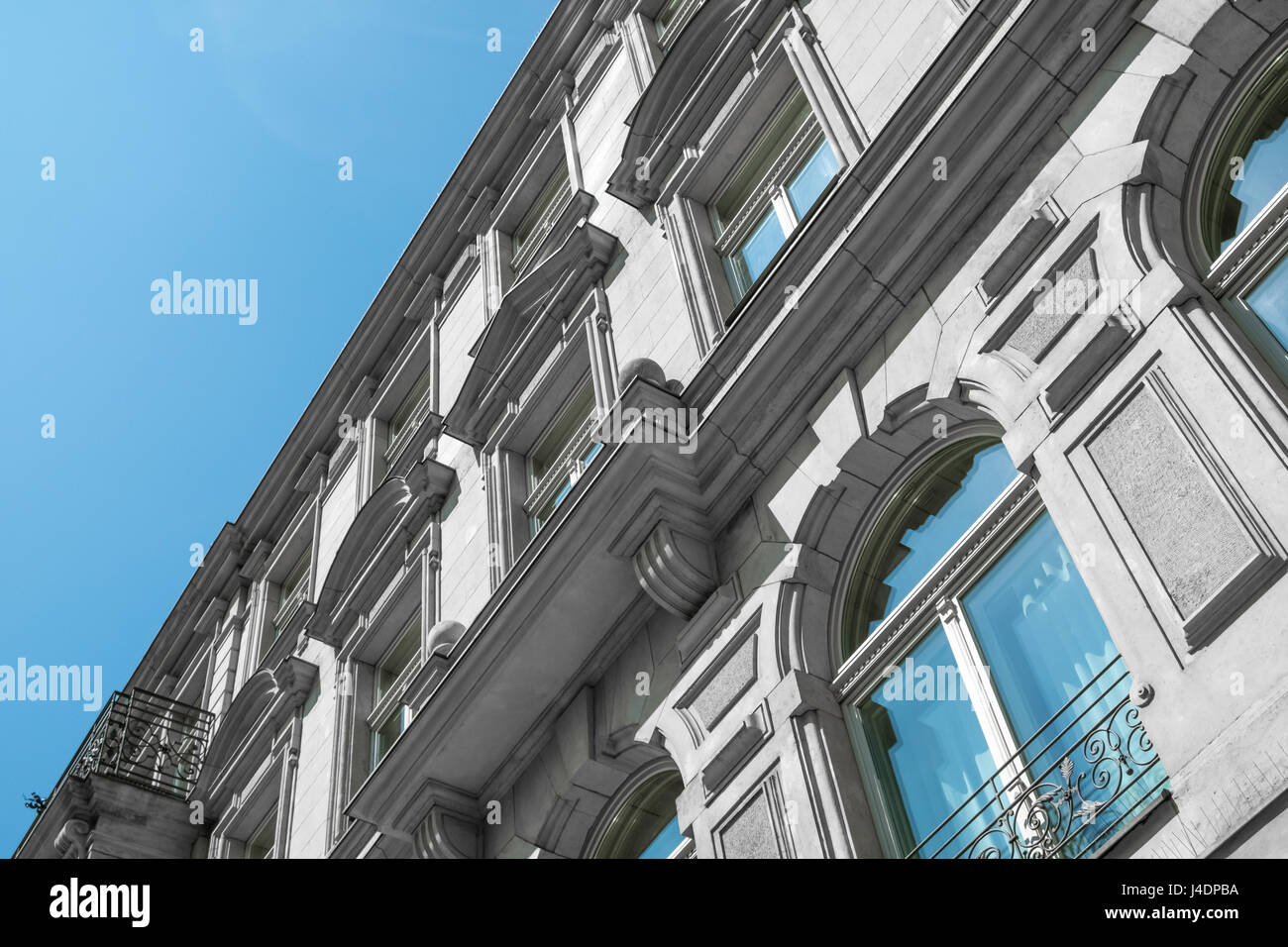 Restaurata facciata del vecchio edificio di appartamenti a Berlino Foto Stock
