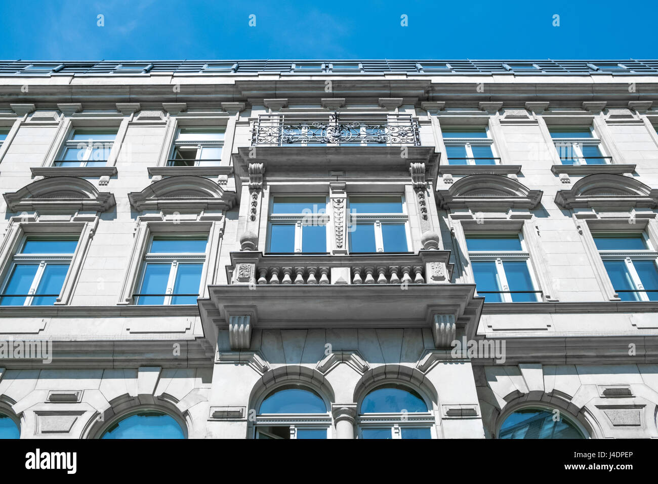 Restaurata facciata del vecchio edificio di appartamenti a Berlino Foto Stock