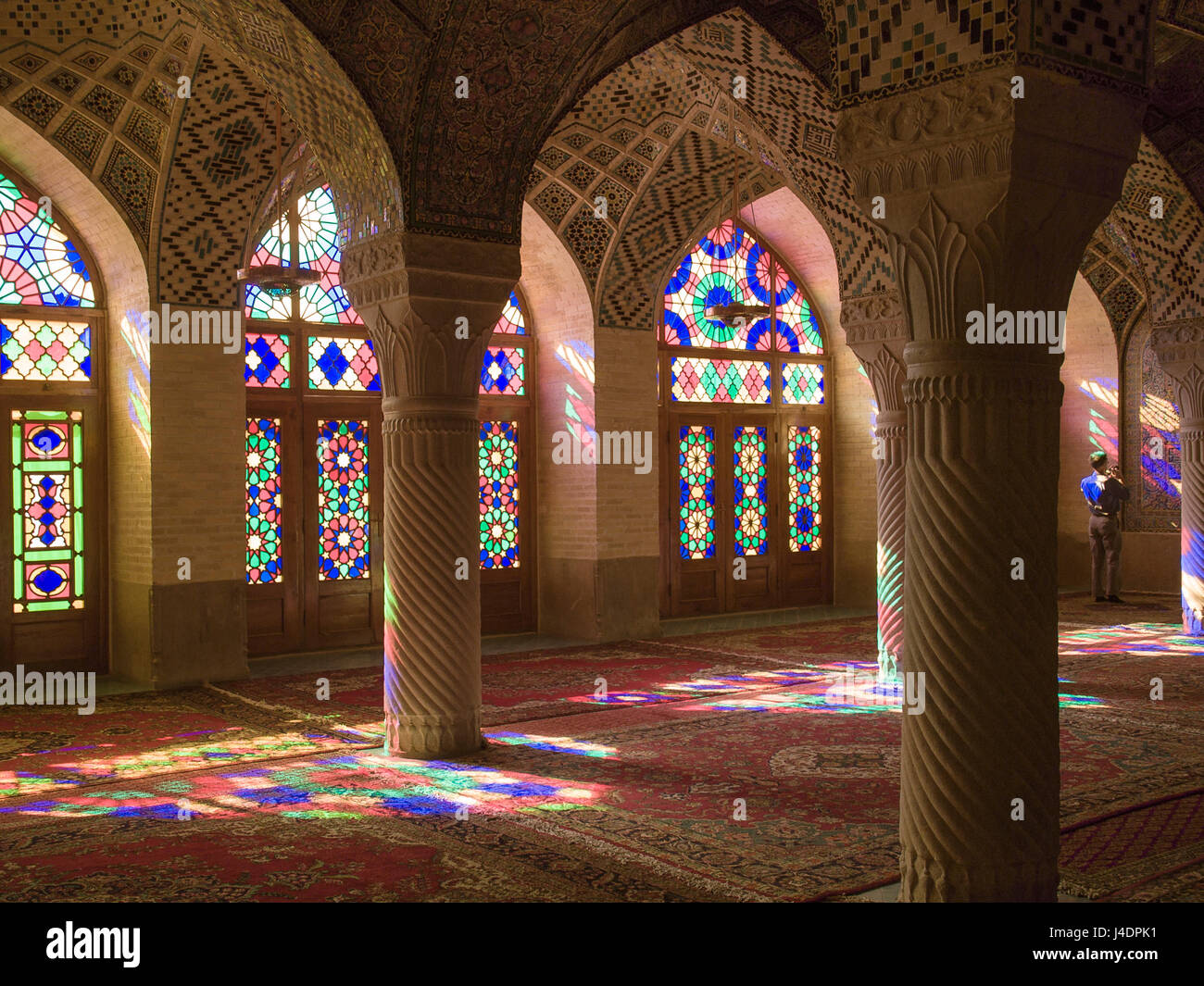 Colori streaming, inverno sala da preghiera, nasir-ol-molk moschea, Shiraz, Iran Foto Stock