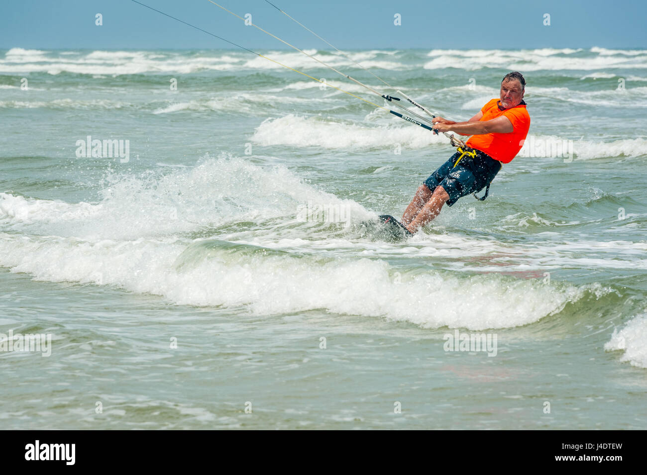 Kitesurfer taglio attraverso le onde di sant'Agostino, Florida, Stati Uniti d'America. Foto Stock