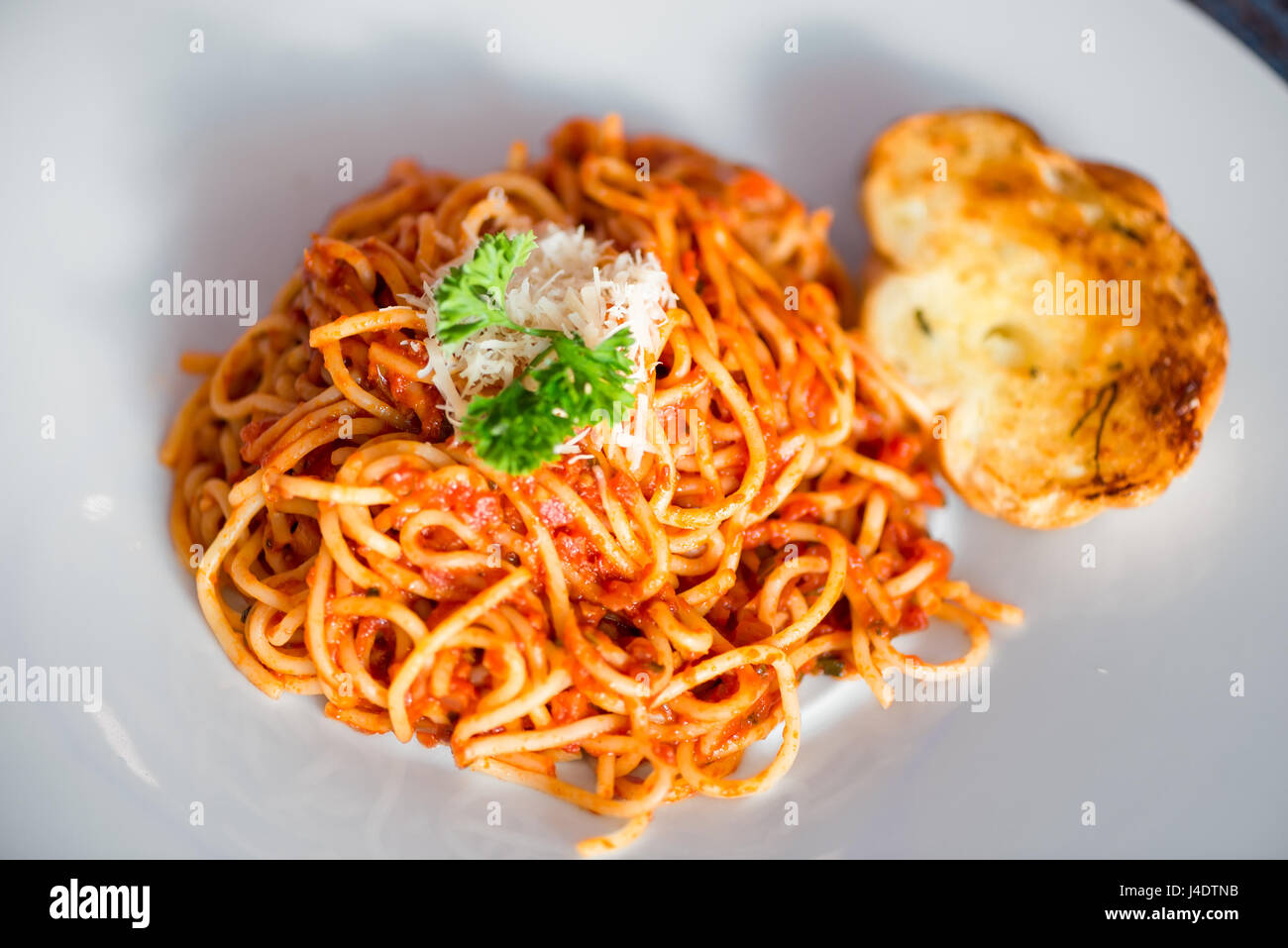Italian spaghetti alla bolognese sulla piastra bianca closeup Foto Stock